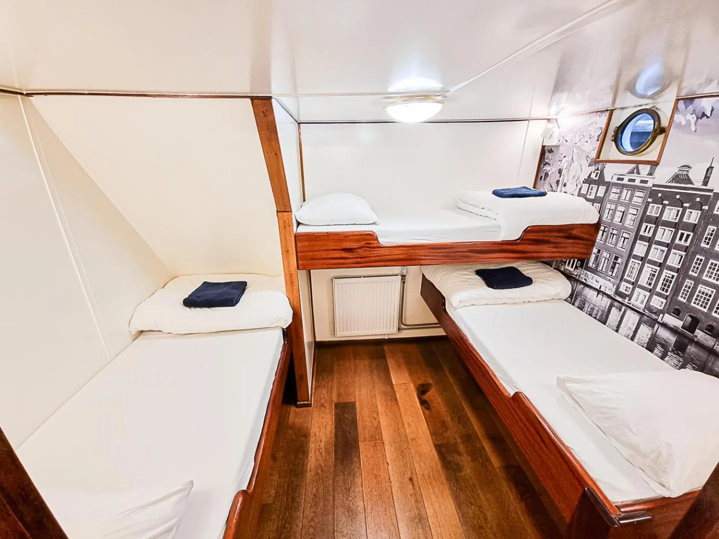 Bed in Neptune Boatique Hotel Amsterdam OLD