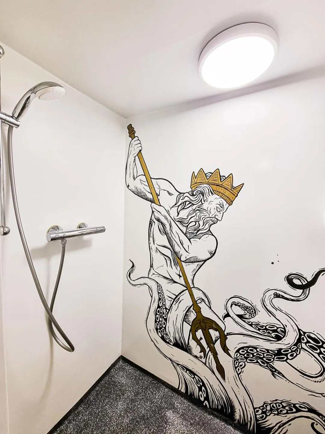 Shower in Neptune Boatique Hotel Amsterdam OLD