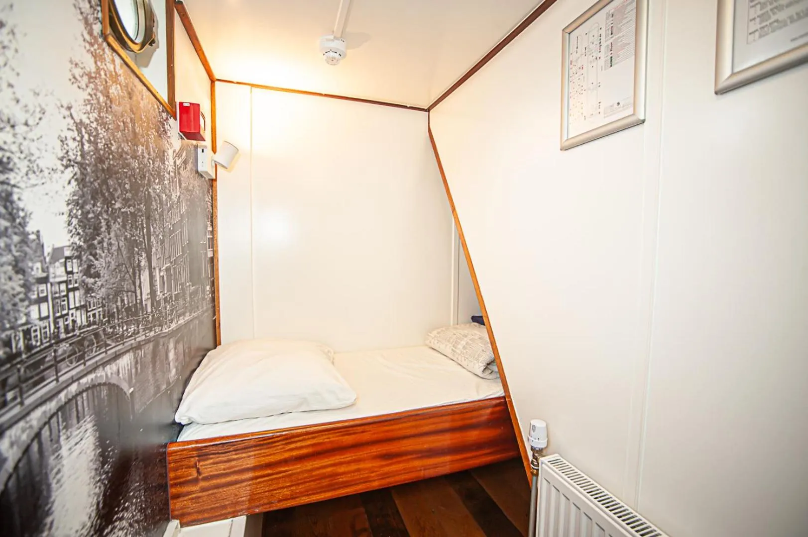 Bed in Neptune Boatique Hotel Amsterdam OLD