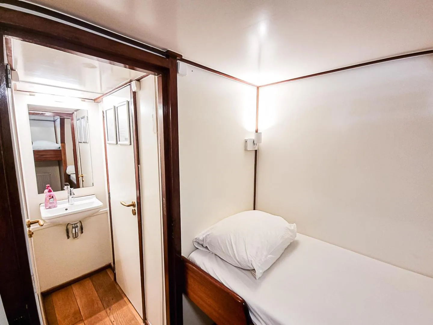 Bed in Neptune Boatique Hotel Amsterdam OLD