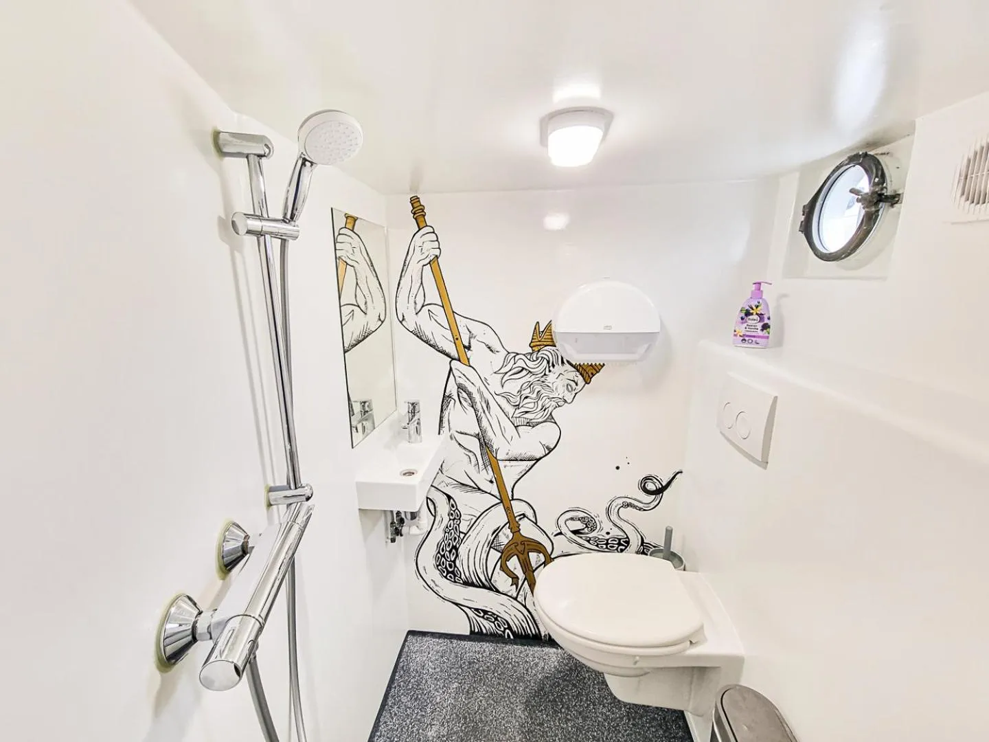 Shower in Neptune Boatique Hotel Amsterdam OLD