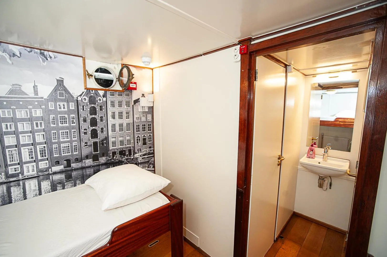 Bed in Neptune Boatique Hotel Amsterdam OLD