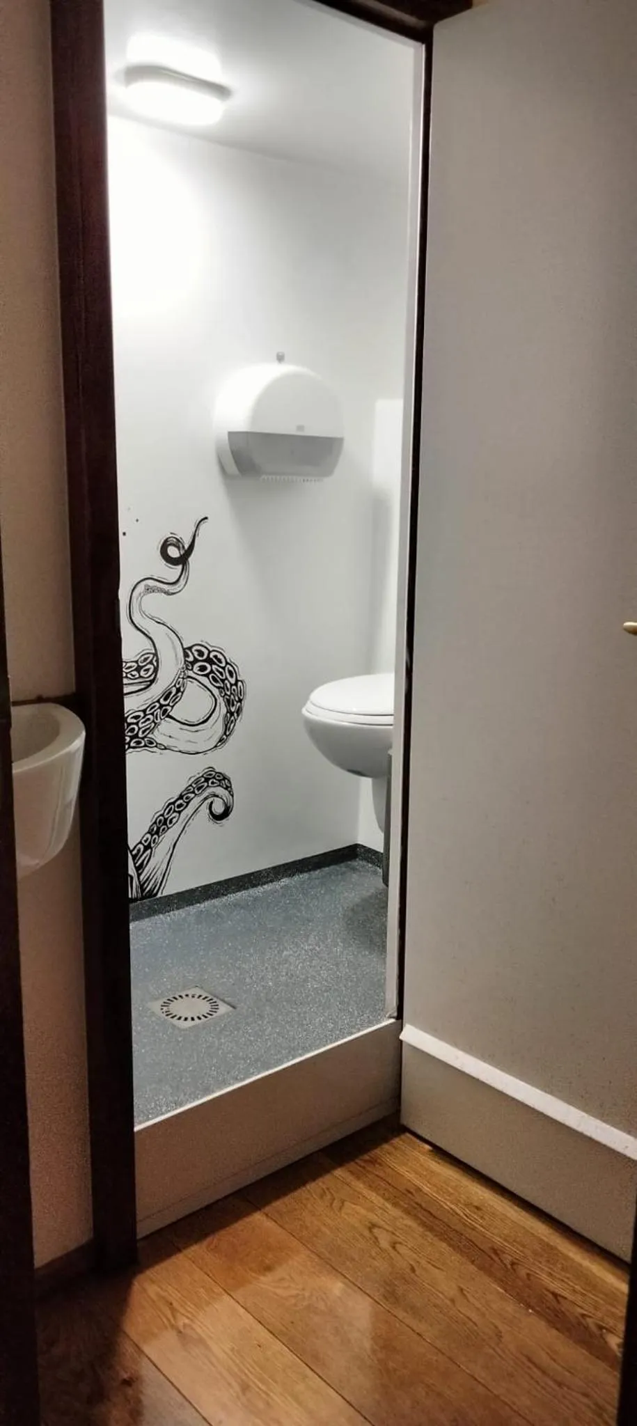 Shower in Neptune Boatique Hotel Amsterdam OLD