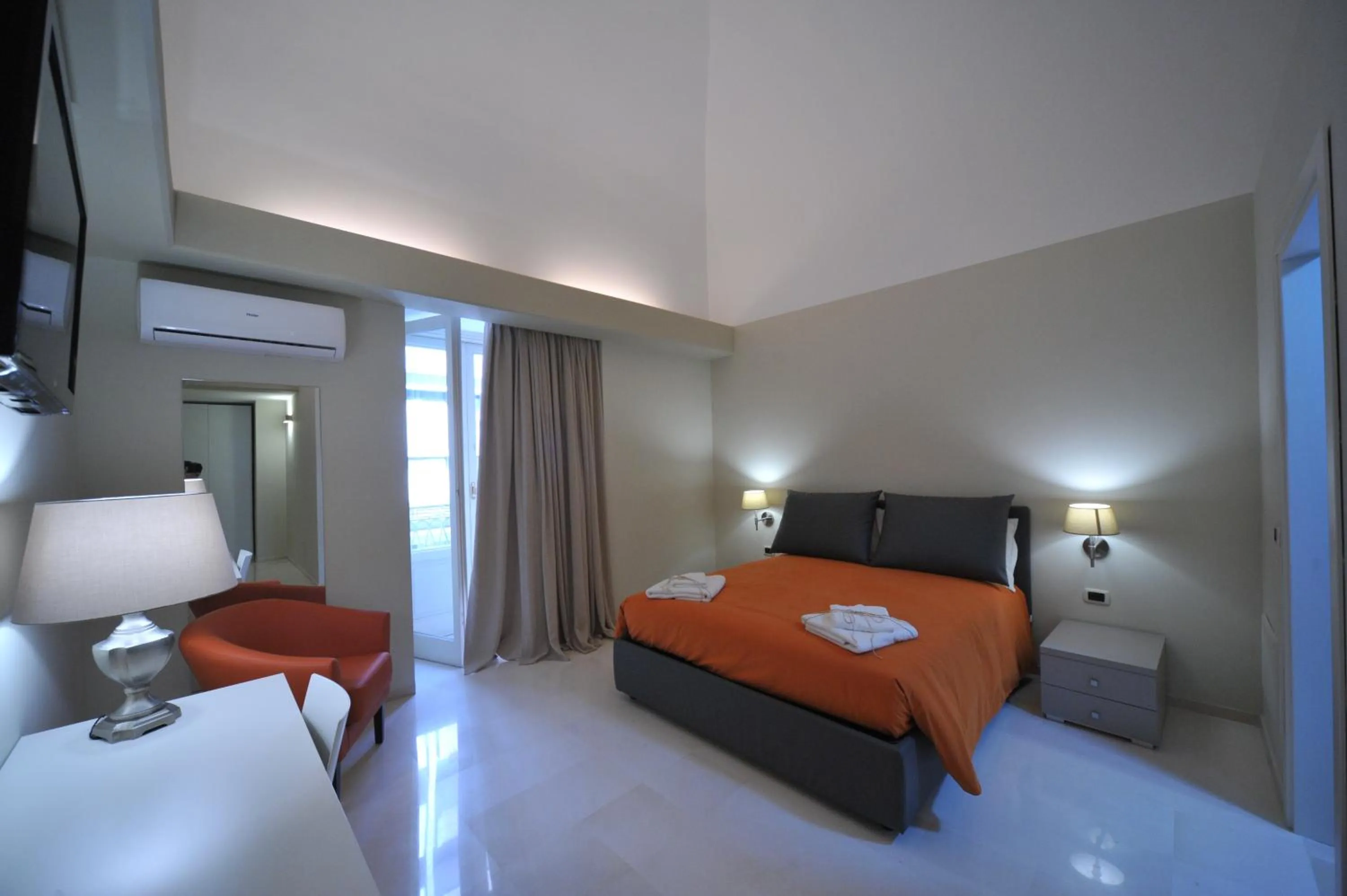 Photo of the whole room, Bed in Gatto Bianco House