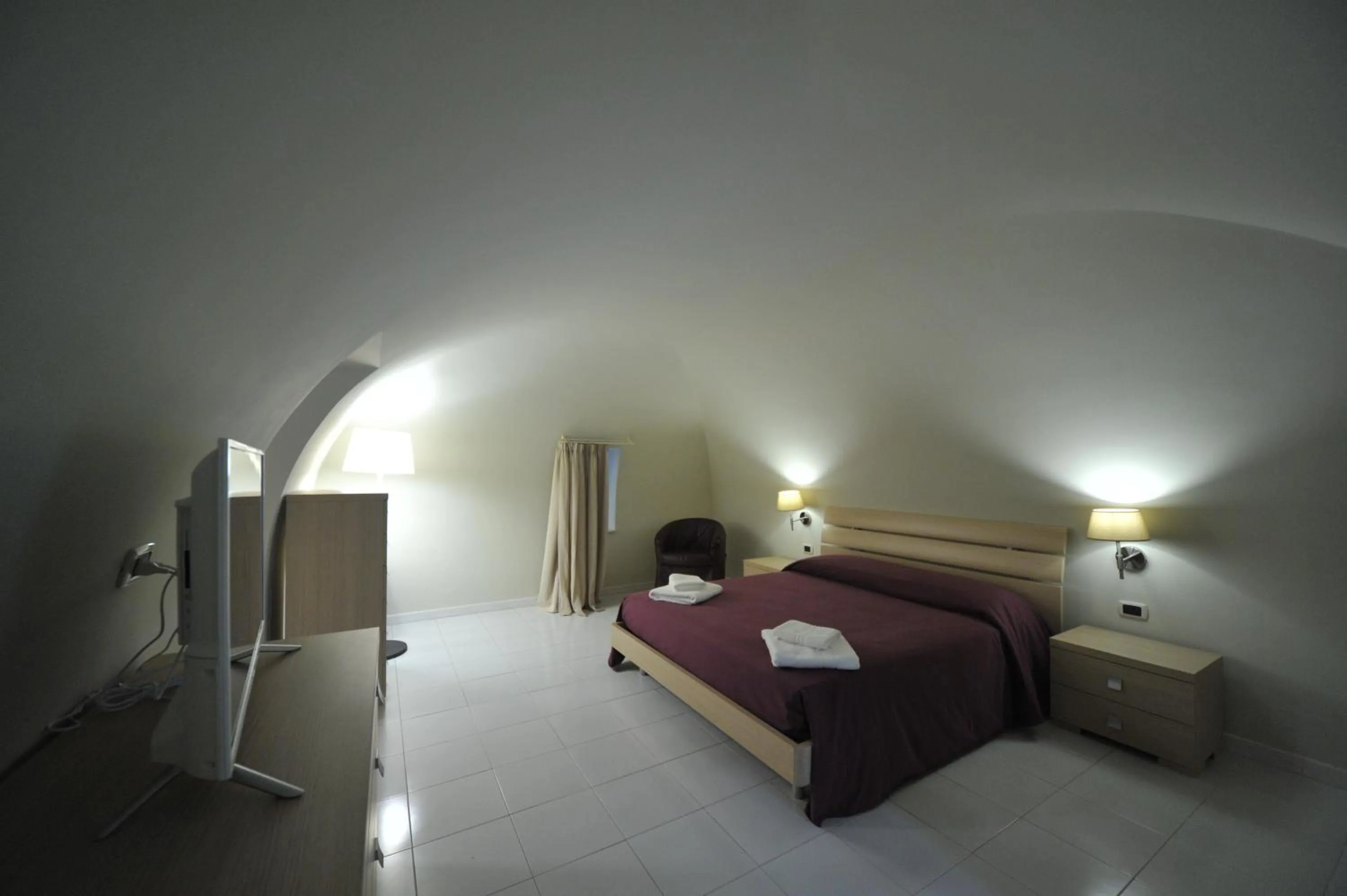 Photo of the whole room, Bed in Gatto Bianco House