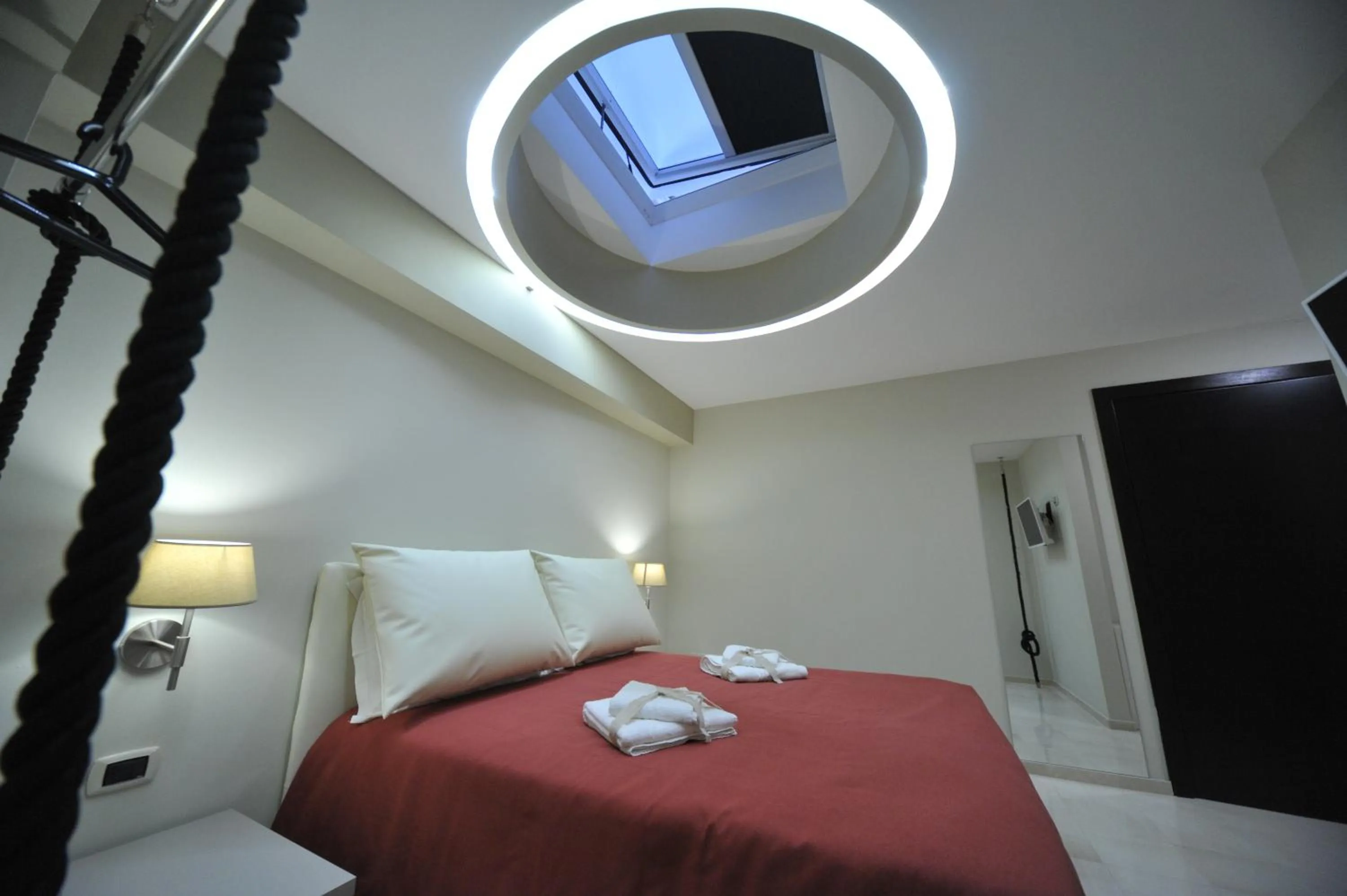 Photo of the whole room, Bed in Gatto Bianco House