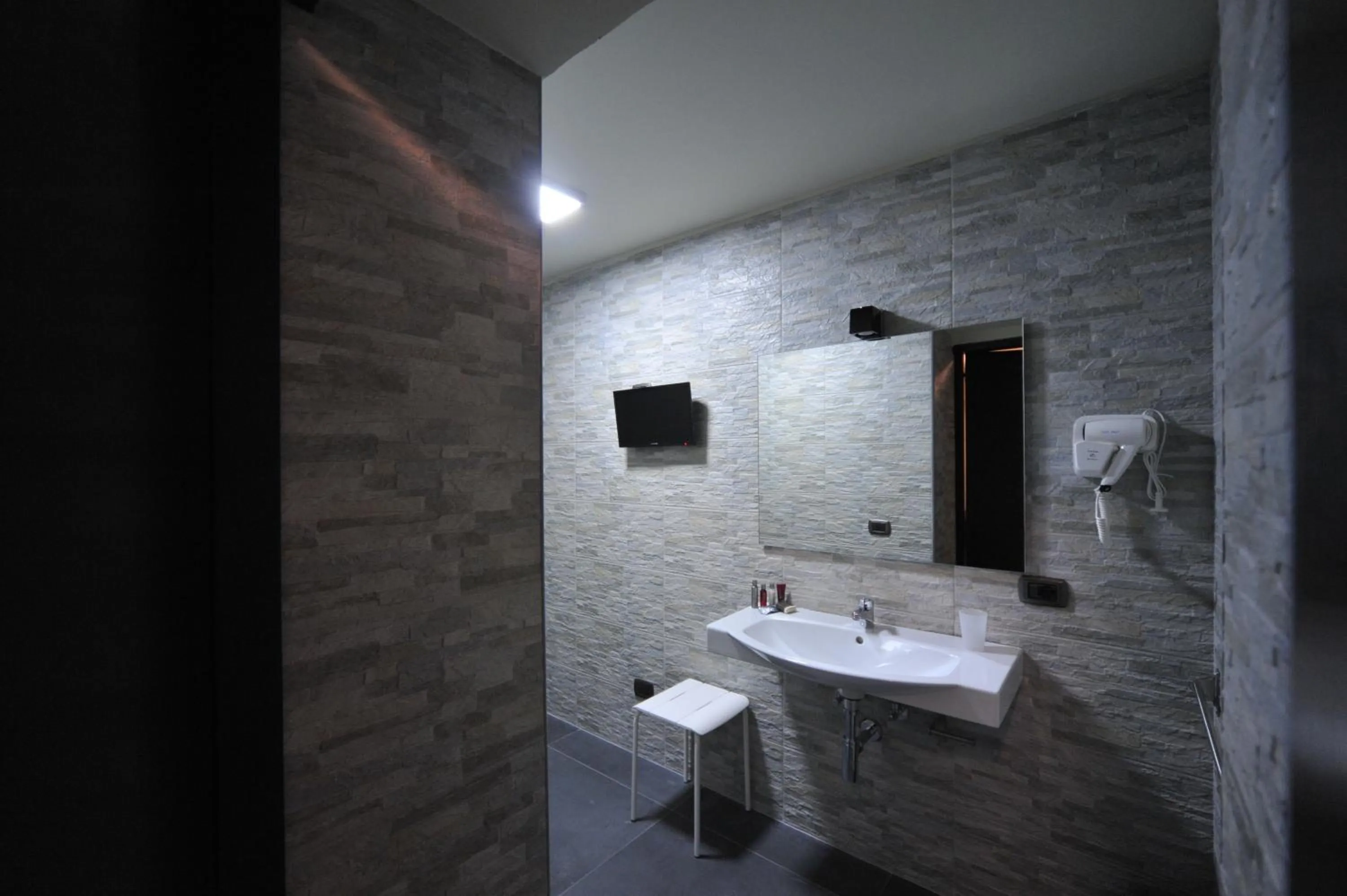Bathroom in Gatto Bianco House