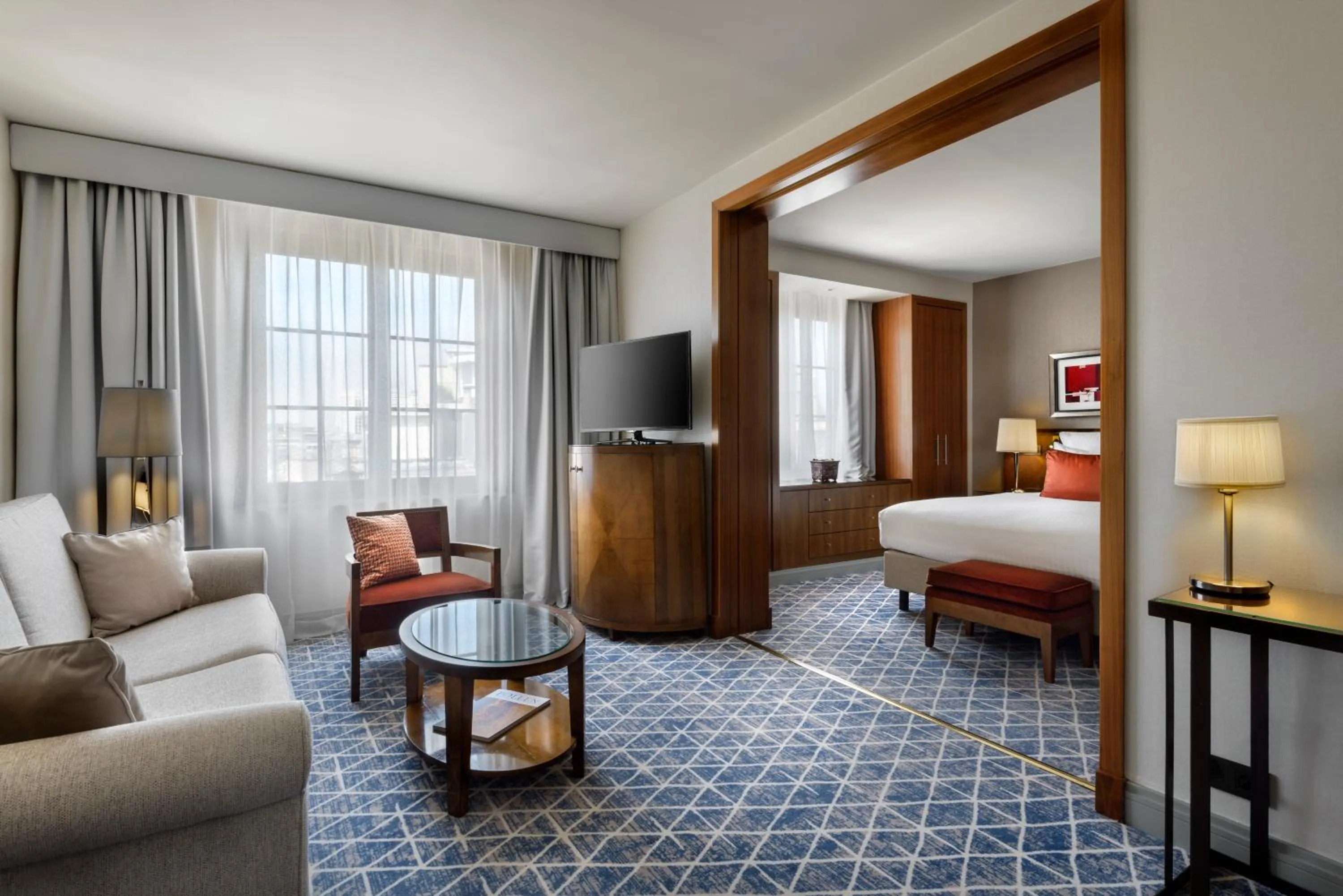 Living room, Bed in Warwick Grand-Place Brussels