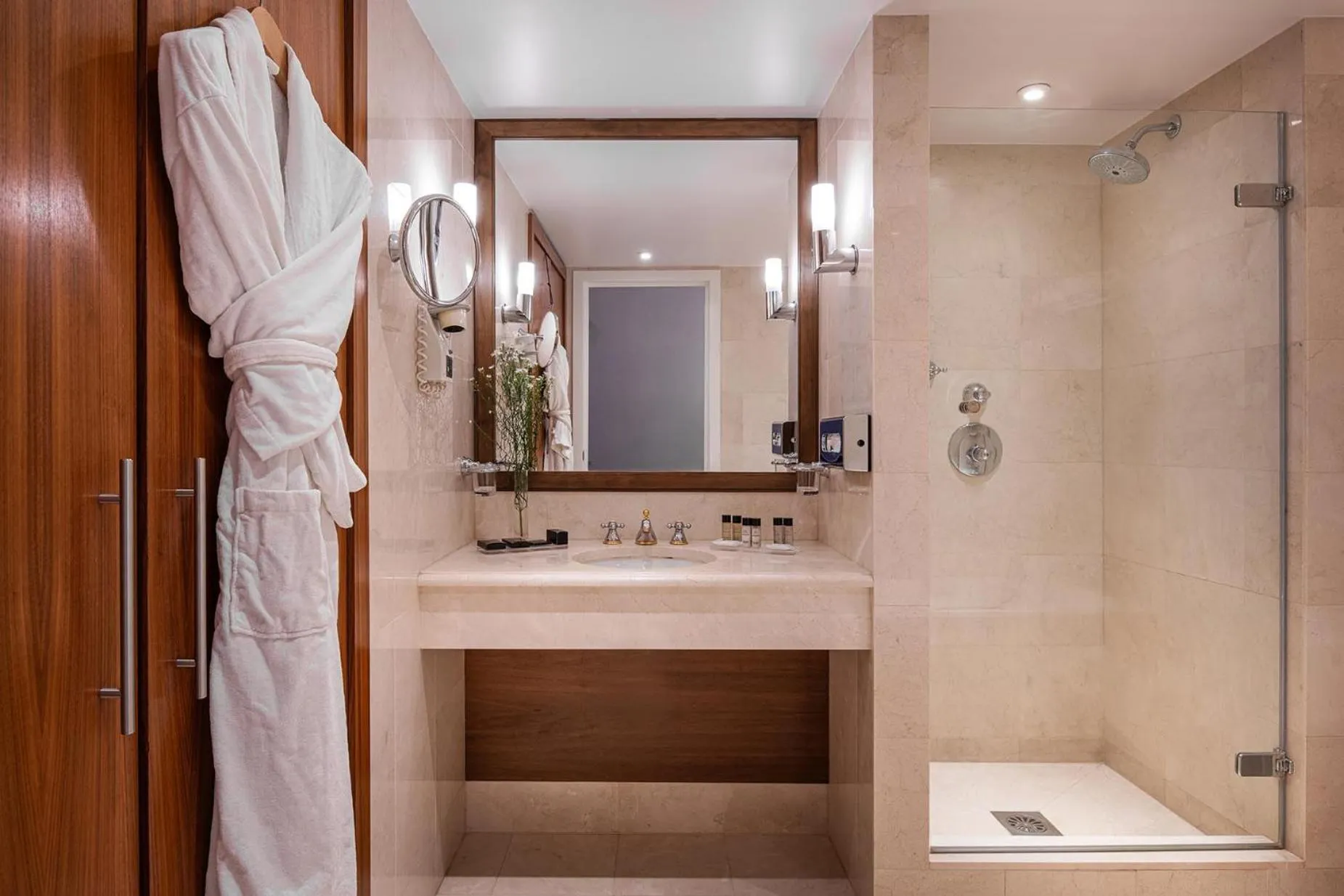 Shower in Warwick Grand-Place Brussels