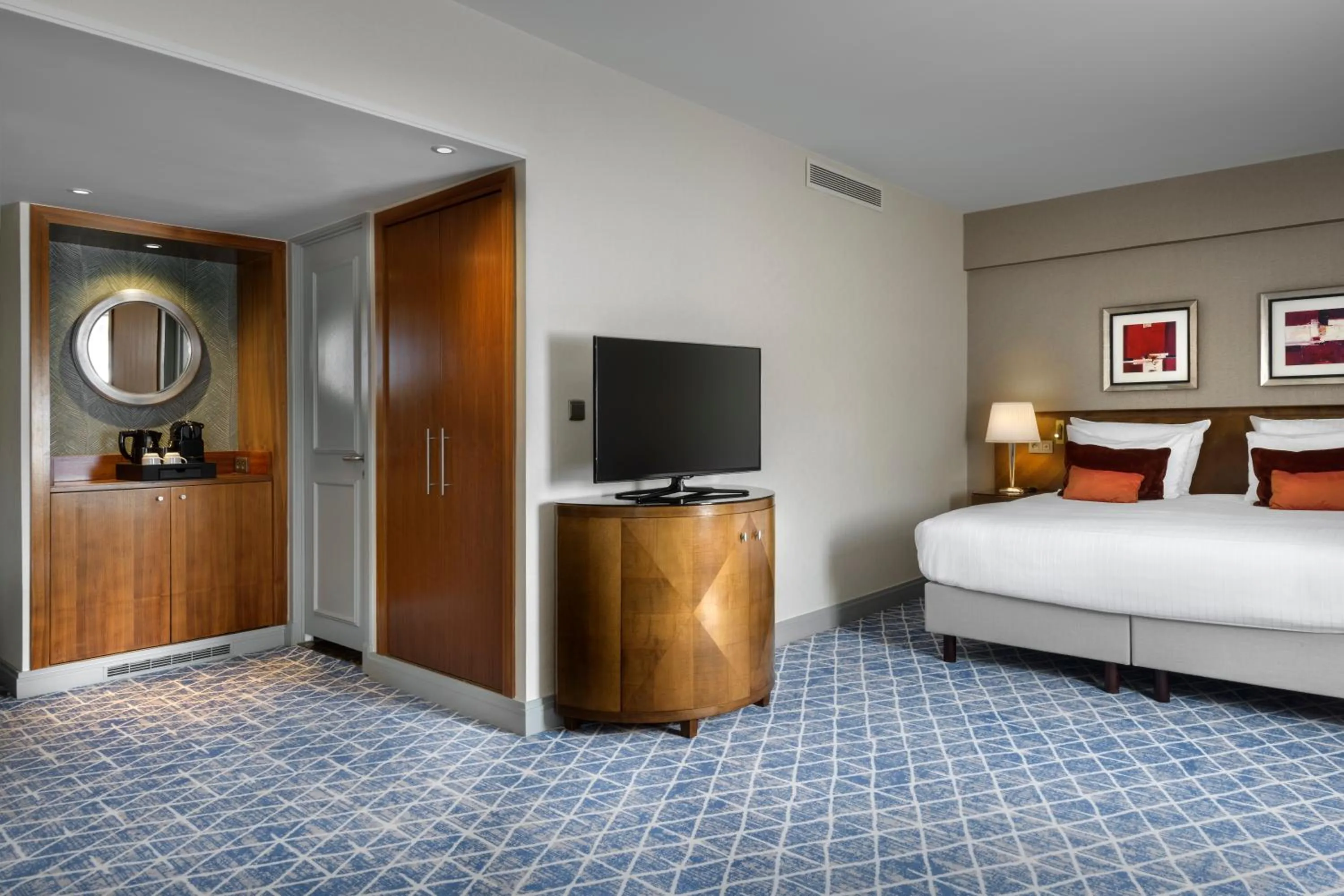 Bedroom, Bed in Warwick Grand-Place Brussels