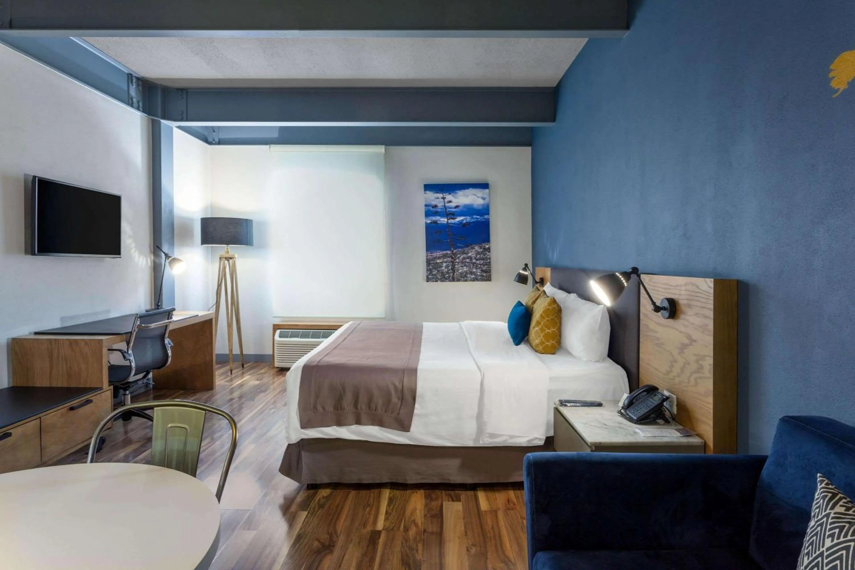 Photo of the whole room, Bed in TRYP by Wyndham San Luis Potosi Hotel & Suites