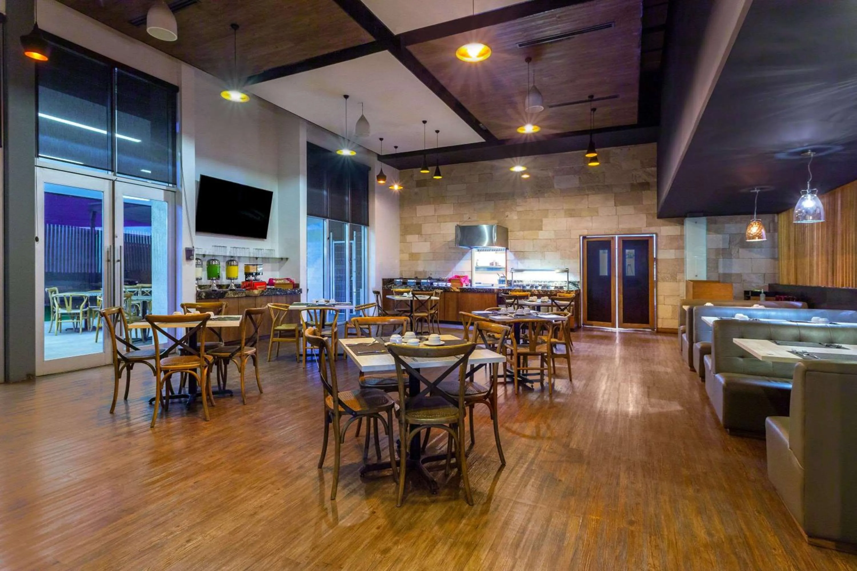 Restaurant/places to eat in TRYP by Wyndham San Luis Potosi Hotel & Suites