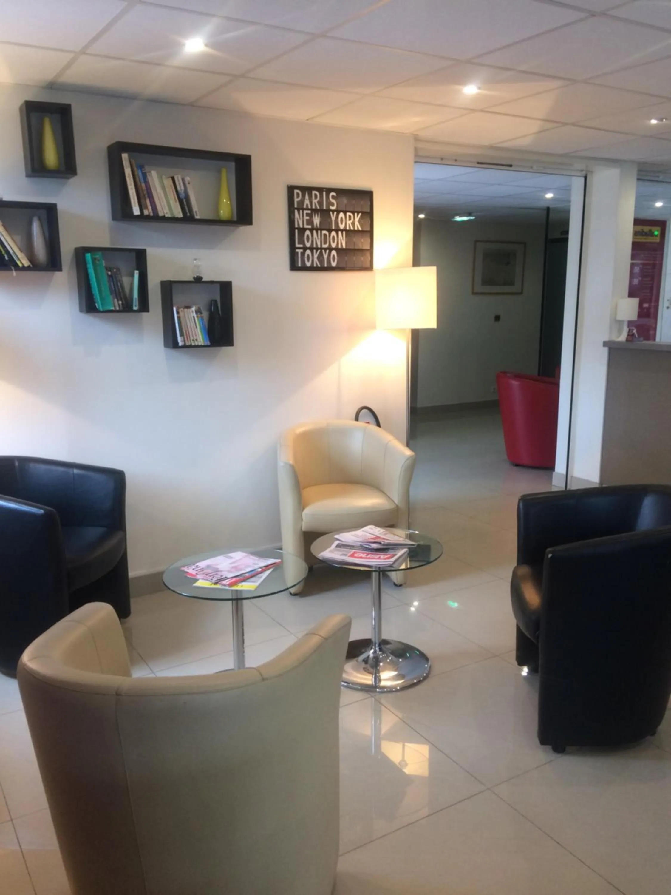 Lounge or bar in initial by balladins Saint-Quentin / Gauchy