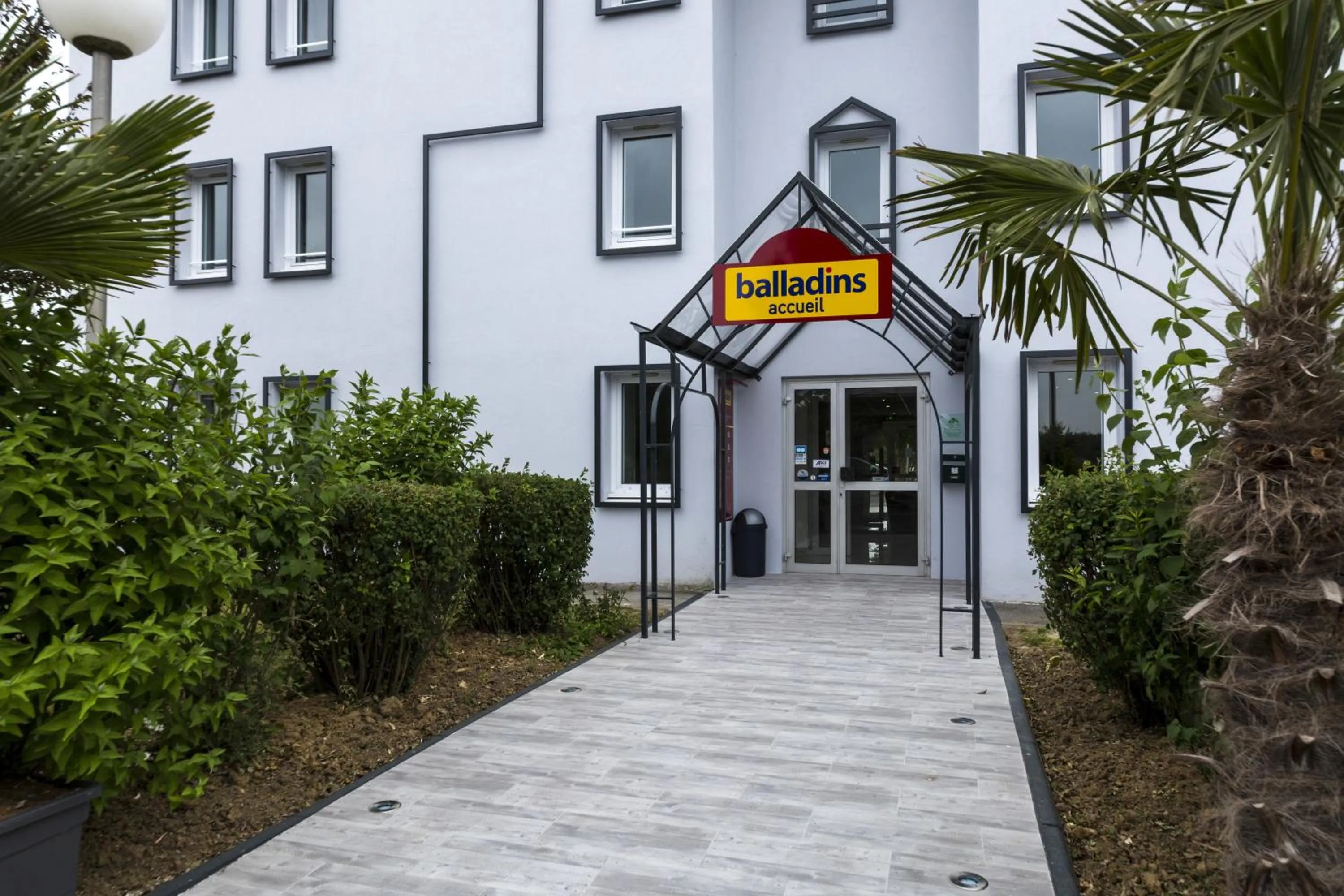 Facade/entrance in initial by balladins Saint-Quentin / Gauchy