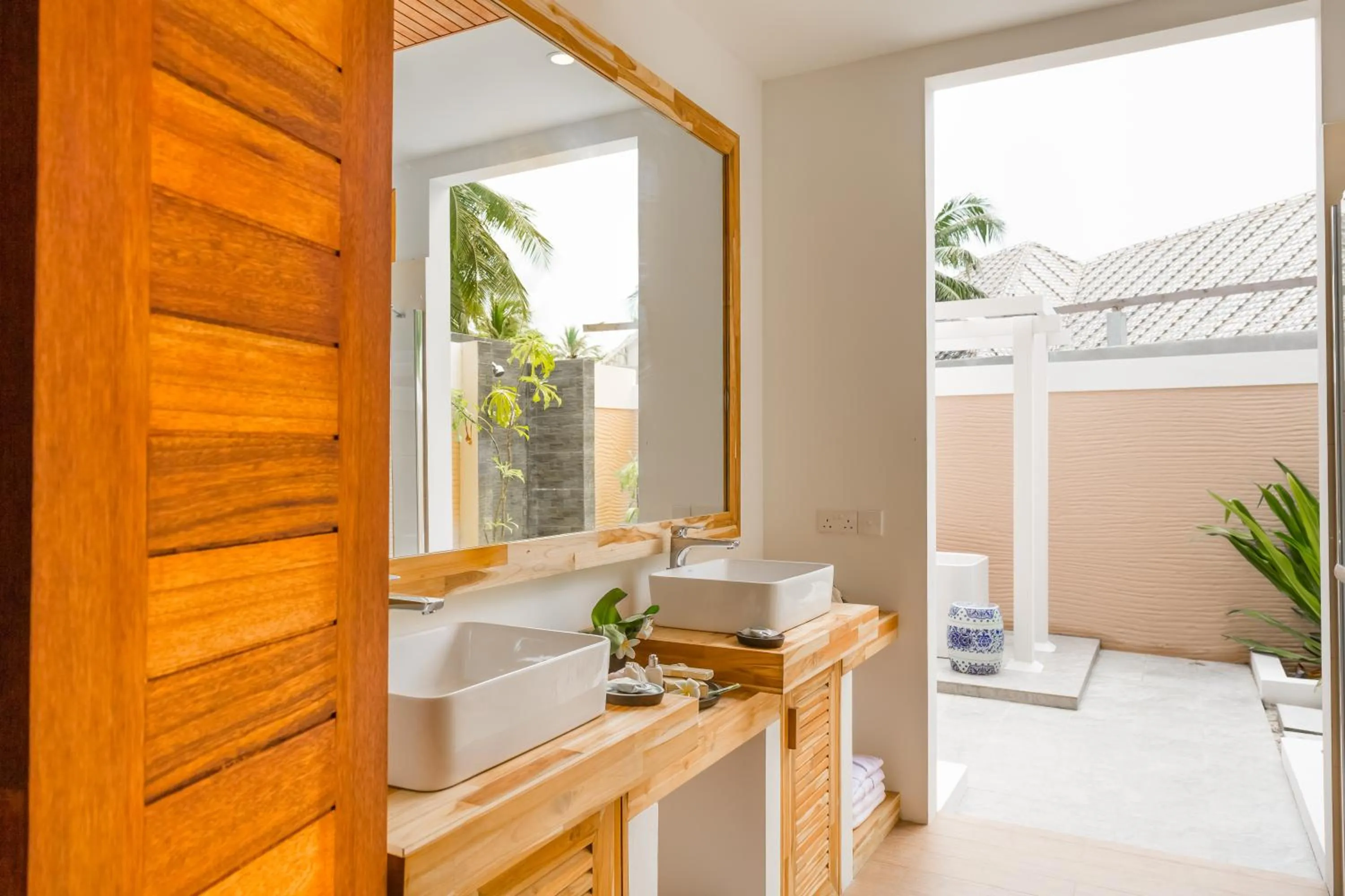 Shower in Kudafushi Resort & Spa