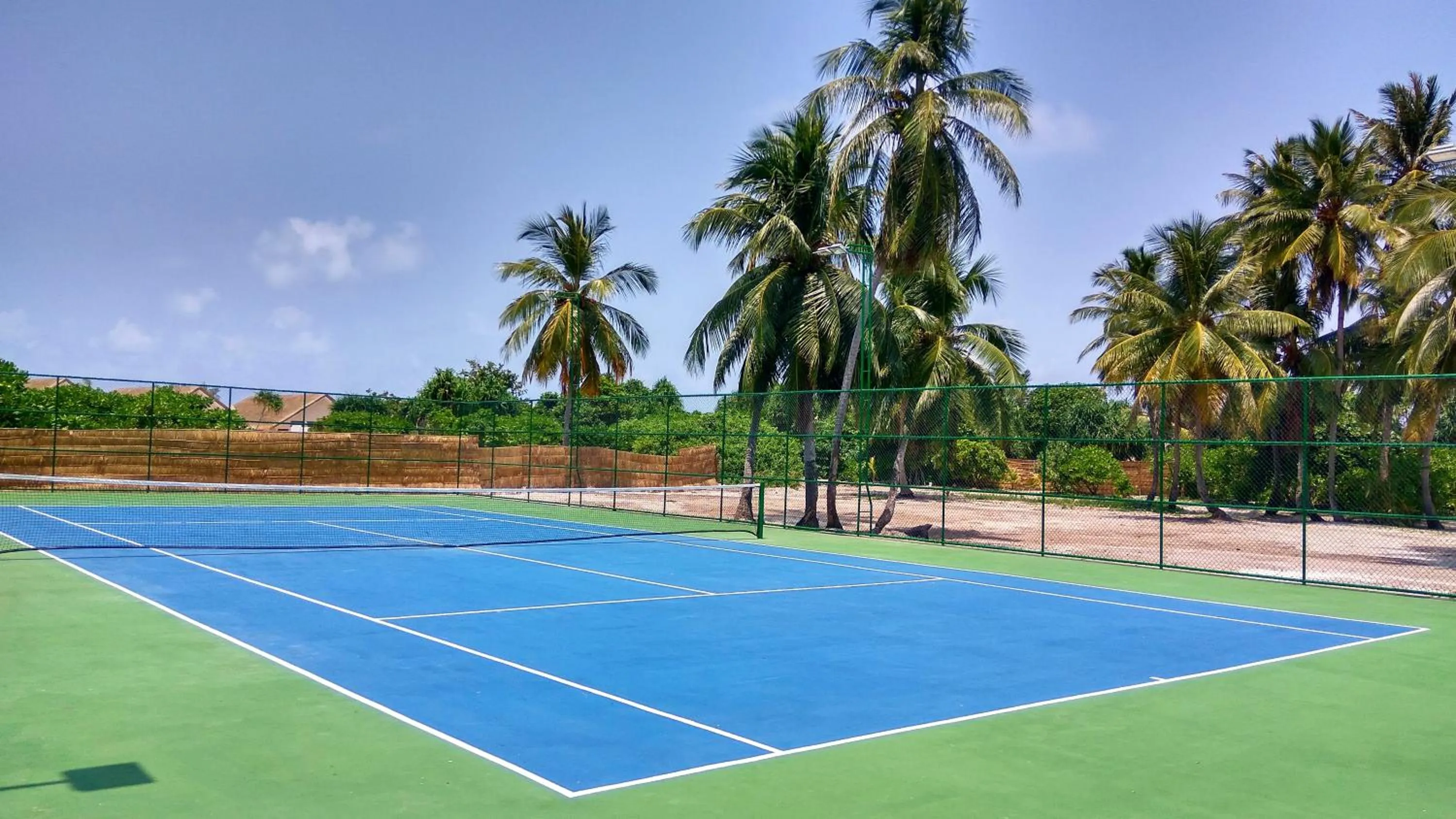 Tennis court in Kudafushi Resort & Spa