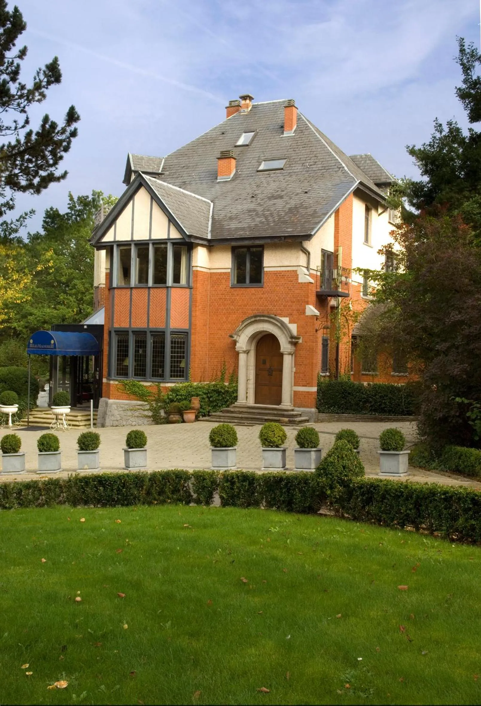 Facade/entrance in Martin's Manoir