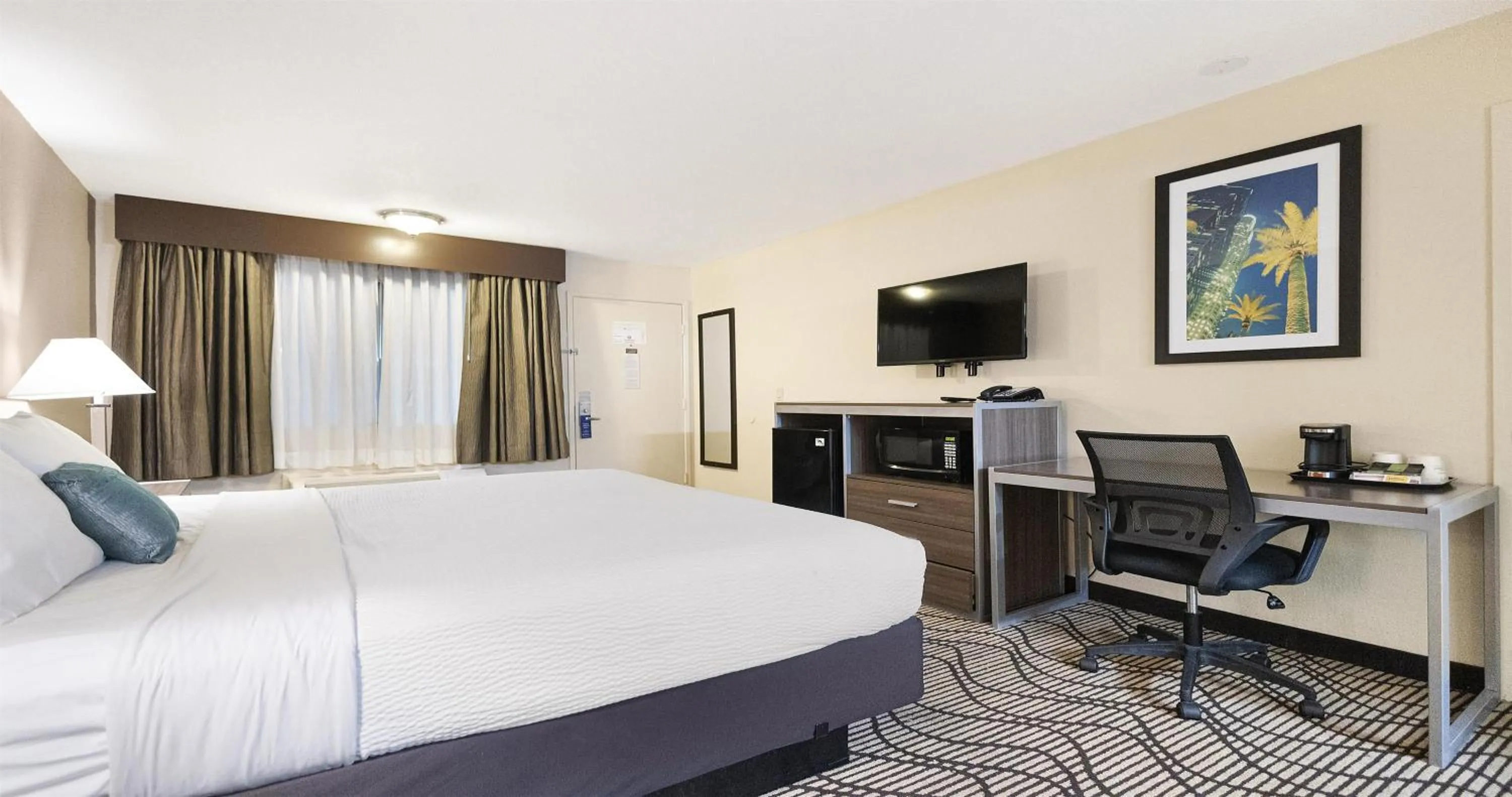Bedroom, Bed in SureStay Plus Hotel by Best Western Sacramento North