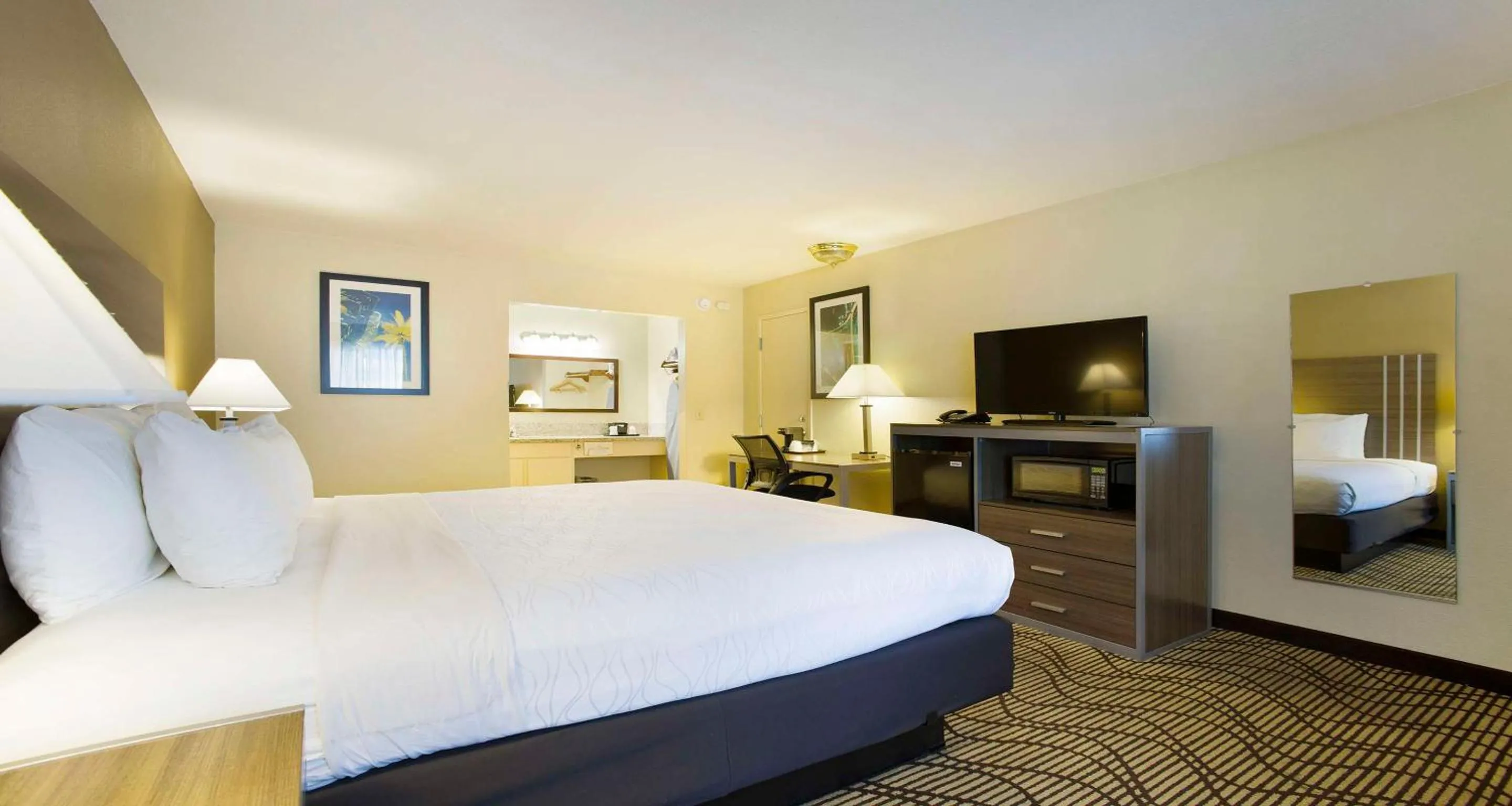 Bedroom, Bed in SureStay Plus Hotel by Best Western Sacramento North