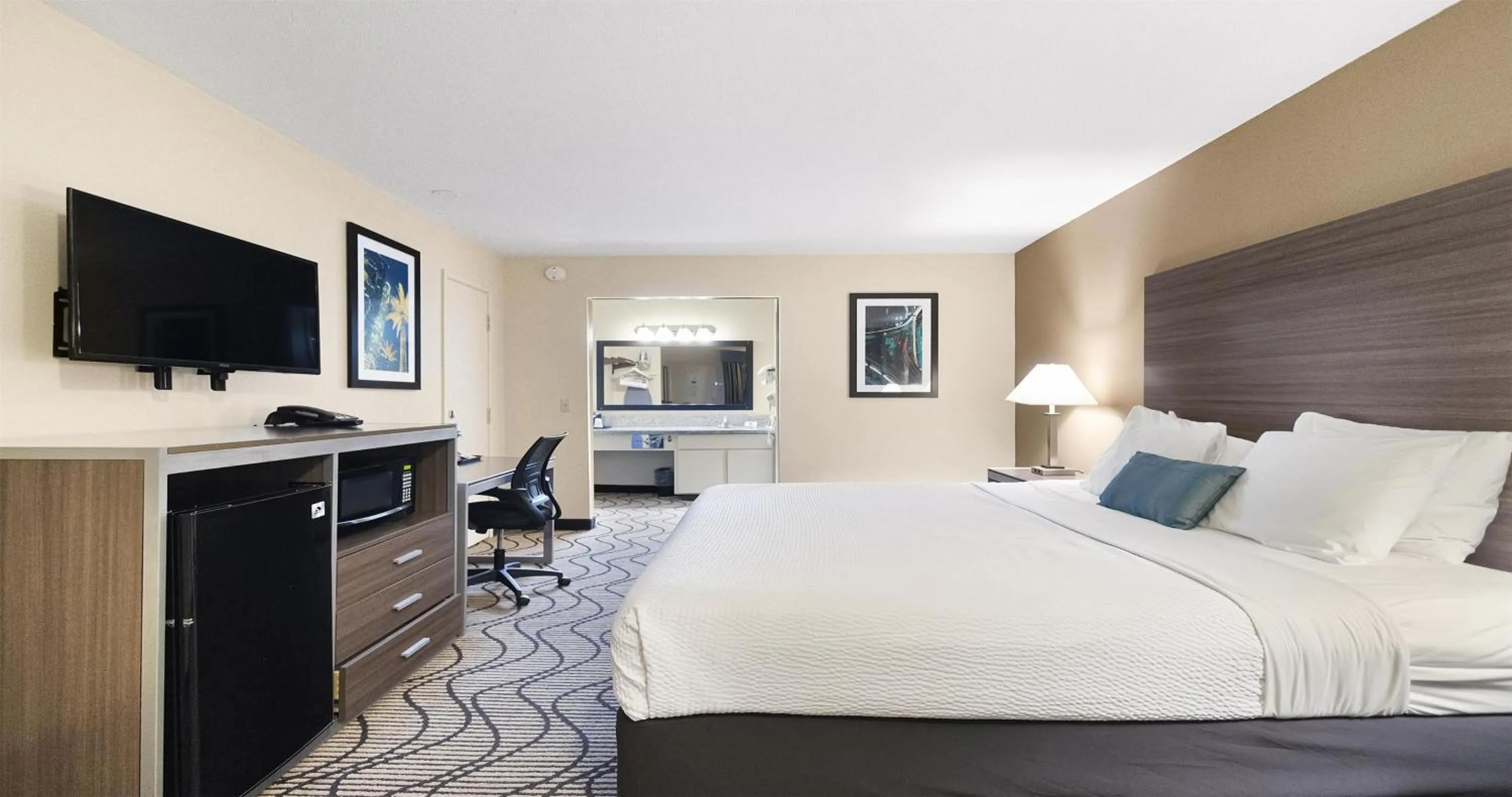 Bedroom, Bed in SureStay Plus Hotel by Best Western Sacramento North
