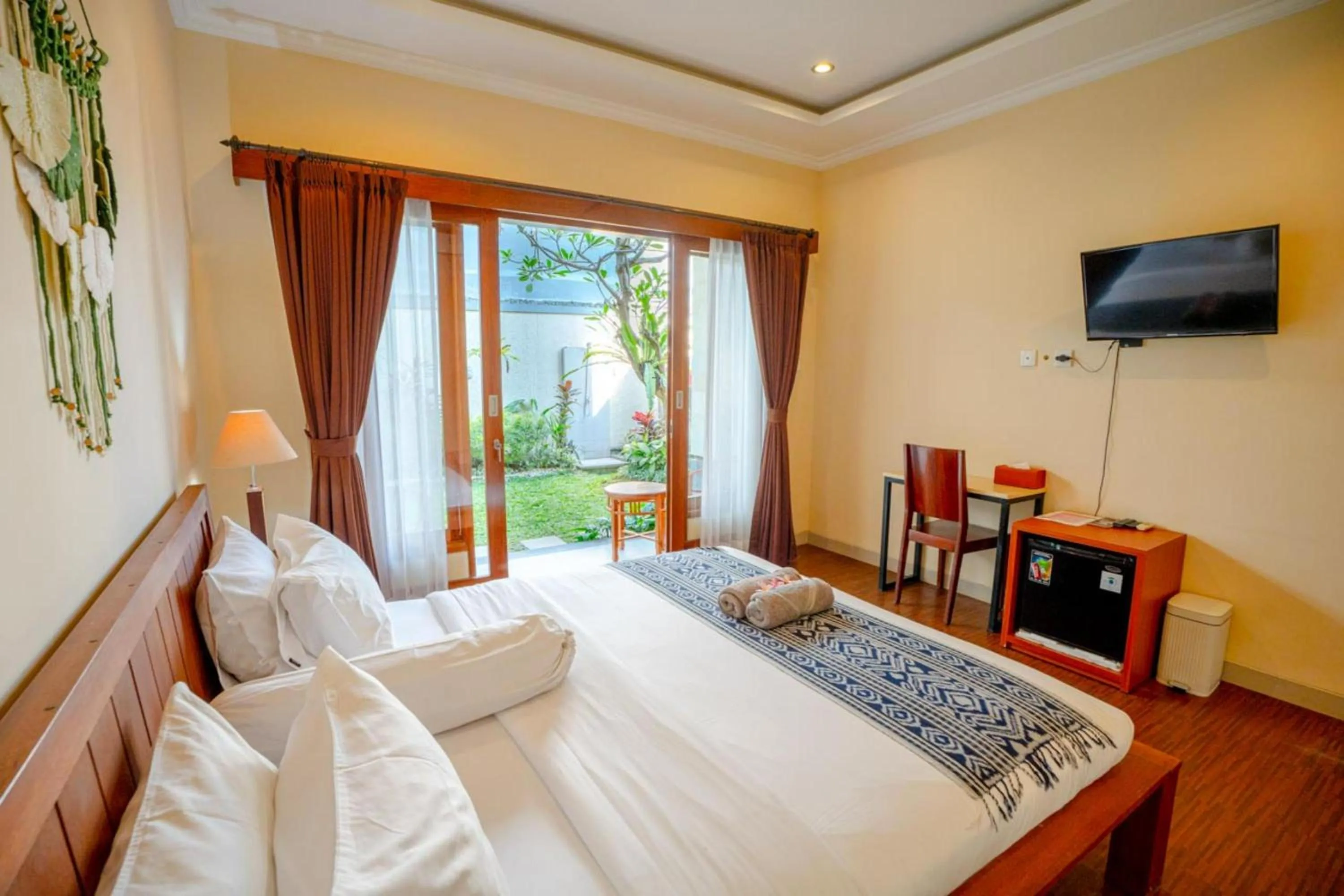 Communal lounge/ TV room, Bed in Sakura Guest House