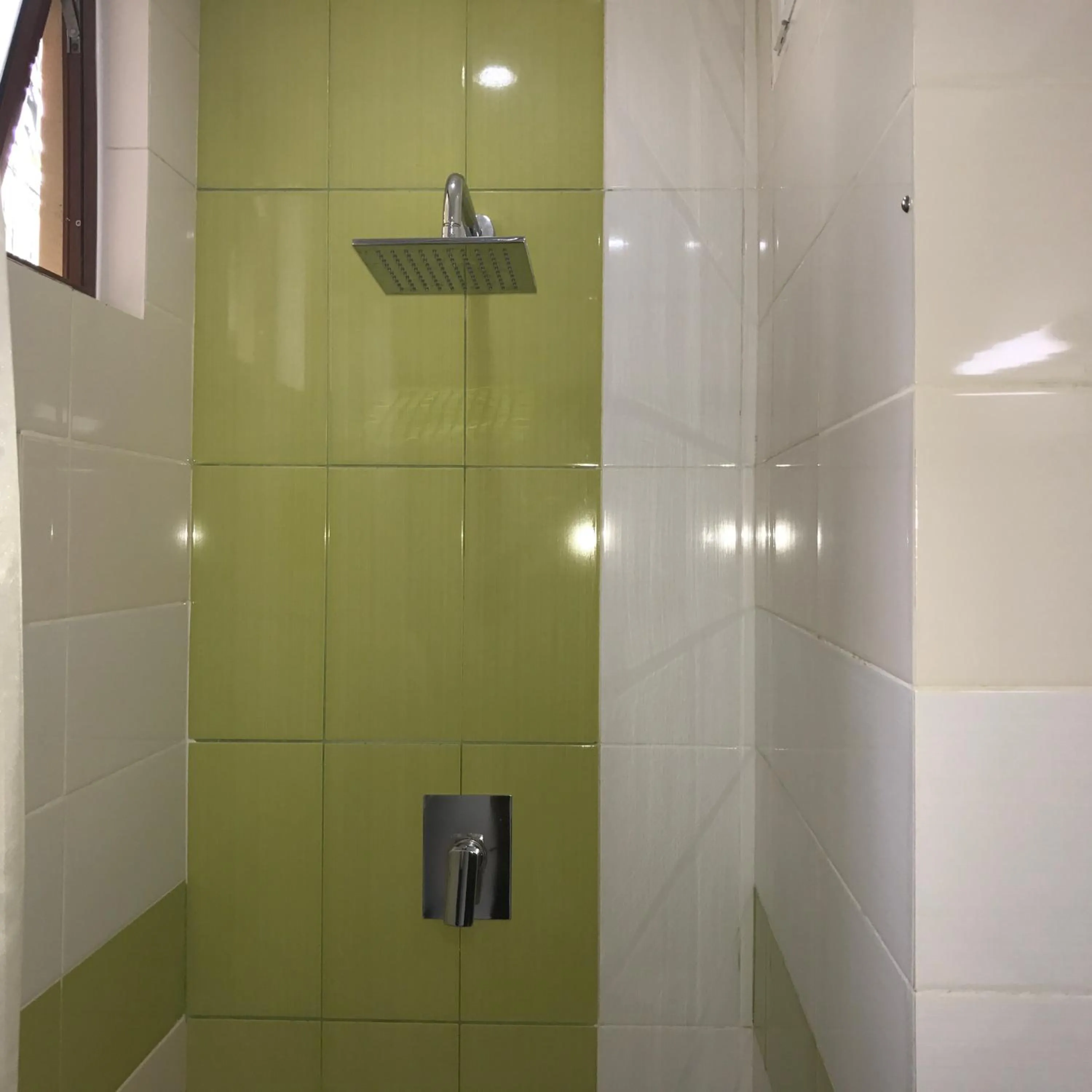 Shower in Saninro Hotel - Ragama