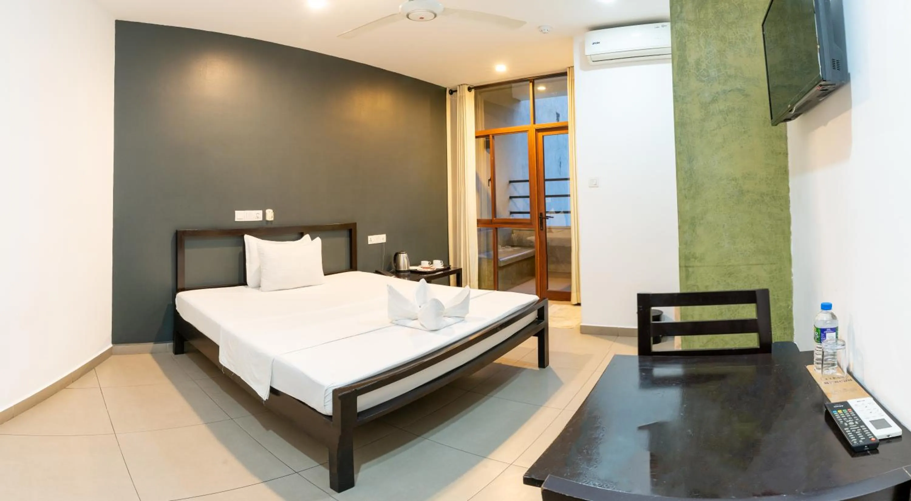 Communal lounge/ TV room, Bed in Saninro Hotel - Ragama