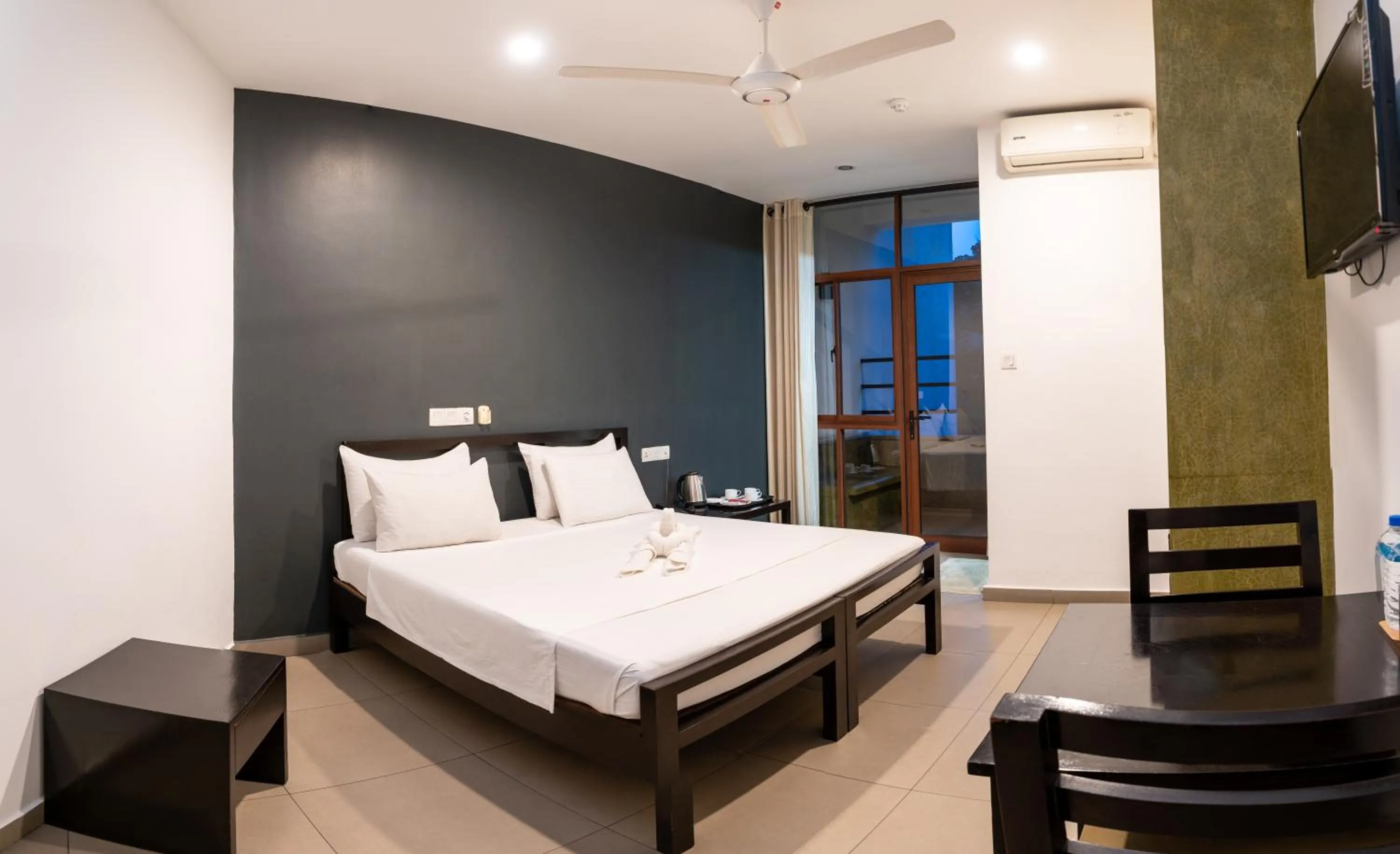 Communal lounge/ TV room, Bed in Saninro Hotel - Ragama