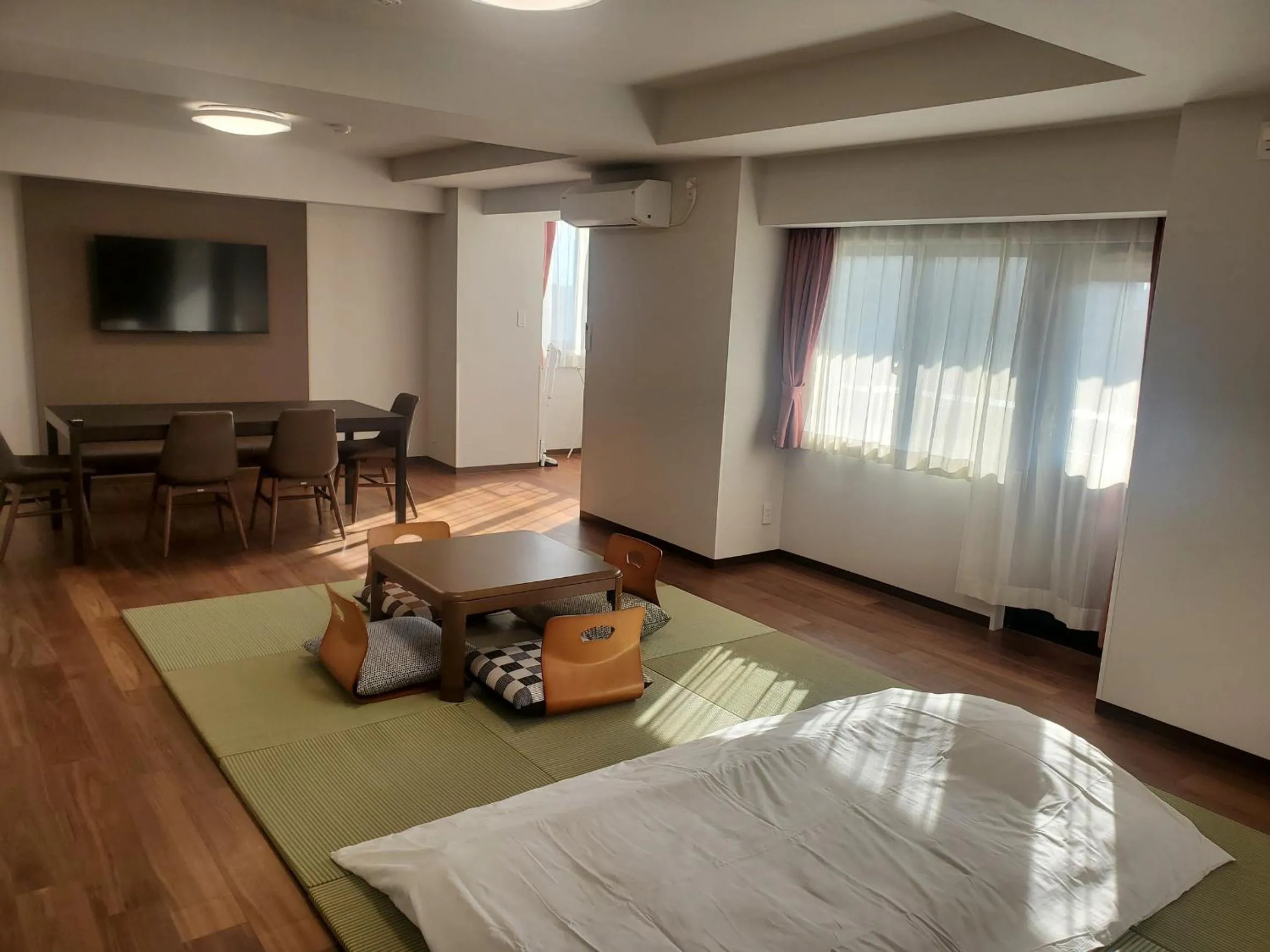 Dining area, Bed in City Pension Zem