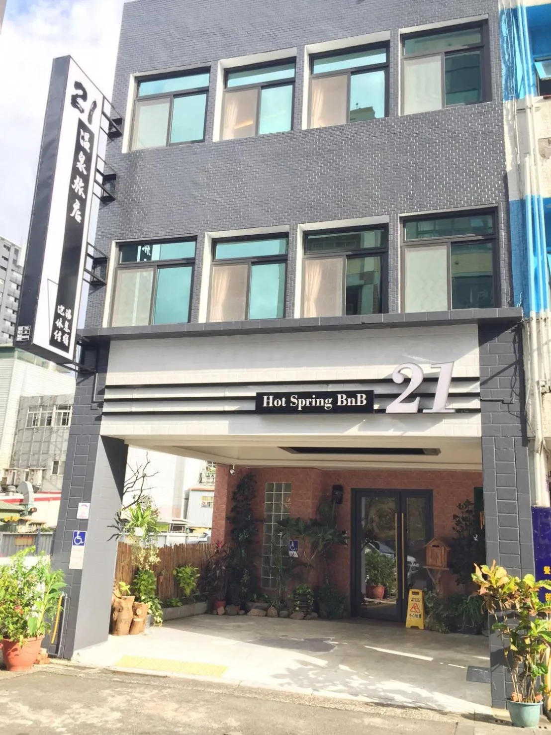 Facade/entrance in No. 21 Jiaoxi Hot Spring Homestay