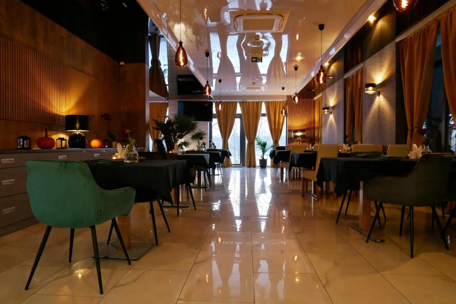 Restaurant/places to eat in Hotel Oskar Business & Spa