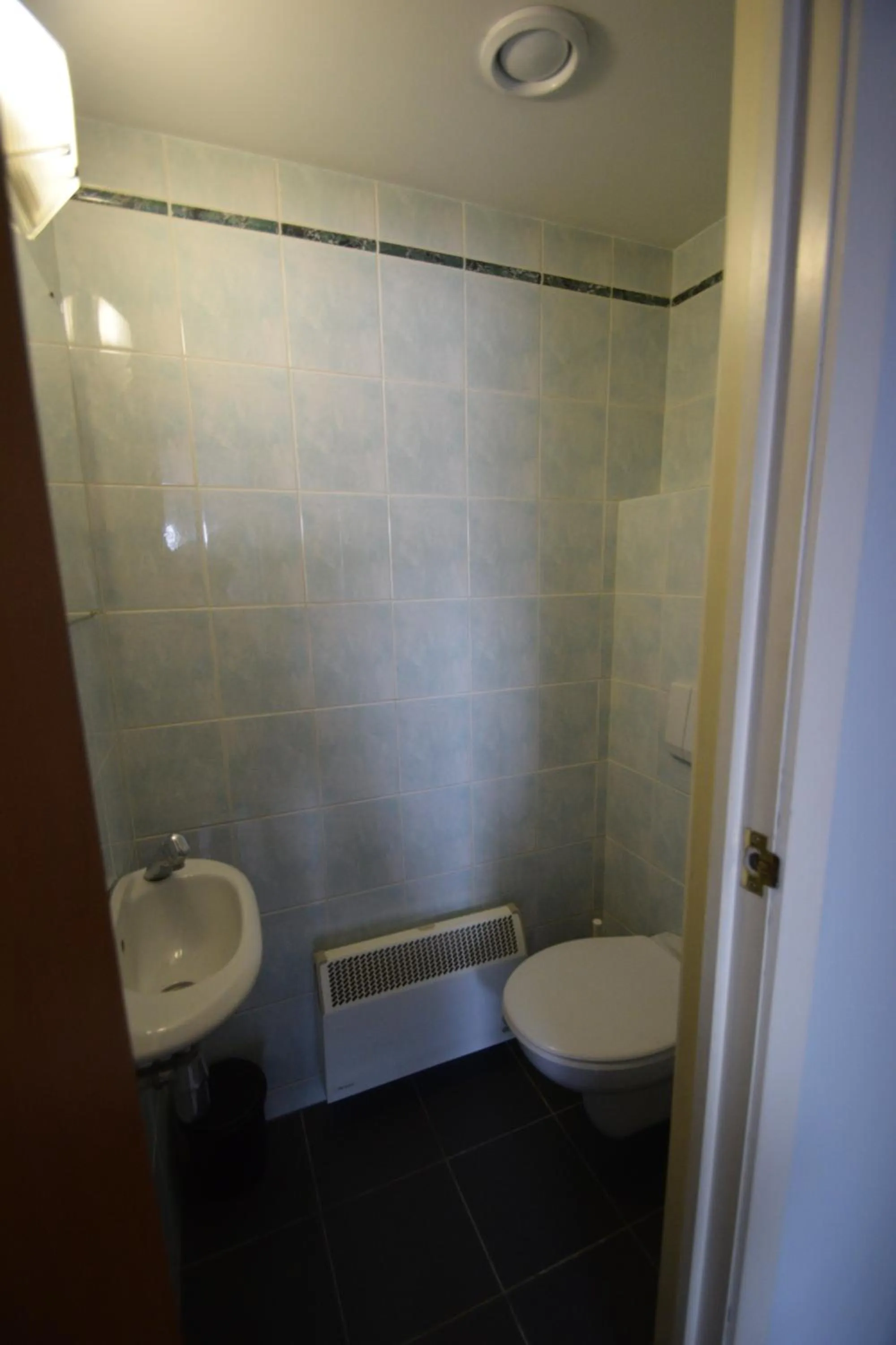 Toilet in Sleep & Go Brussels Expo Hotel