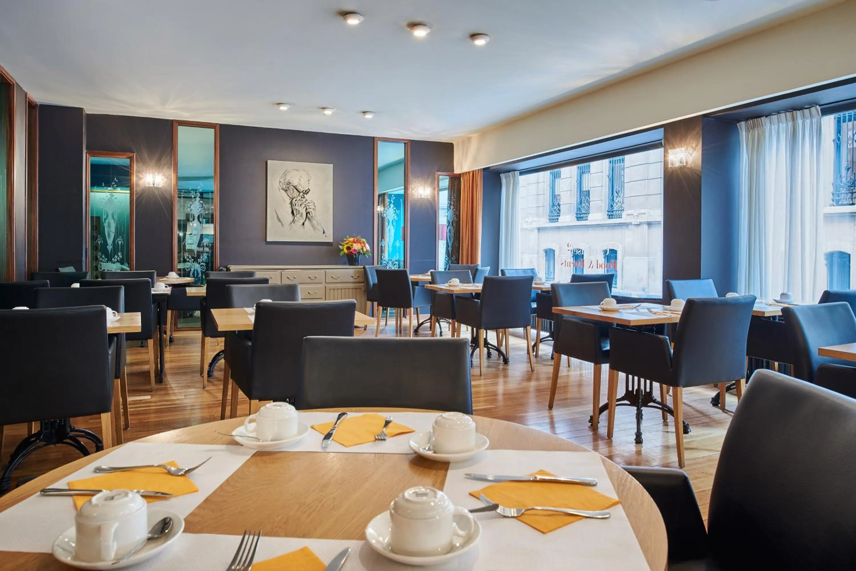 Restaurant/places to eat in Theater Hotel