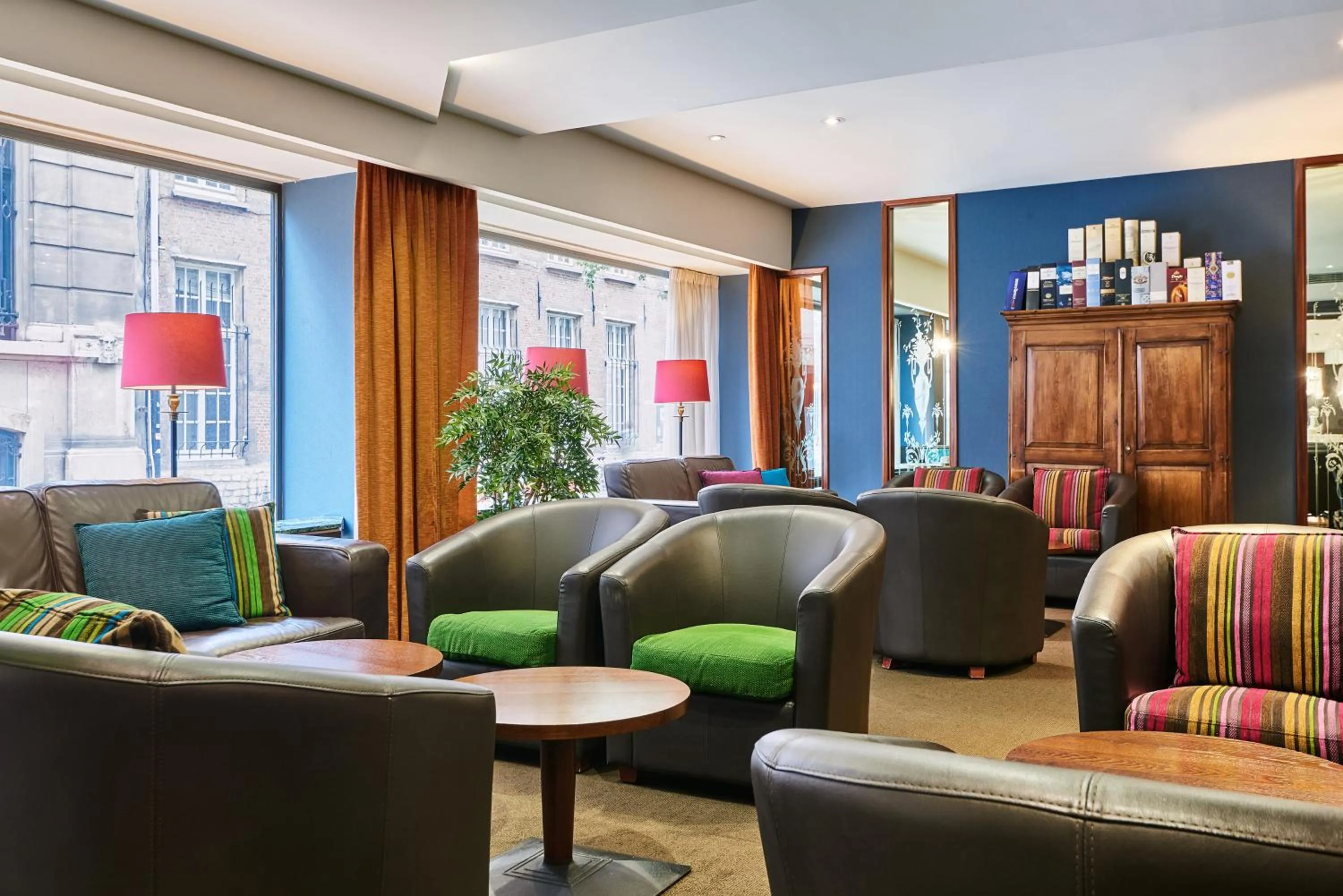 Communal lounge/ TV room in Theater Hotel