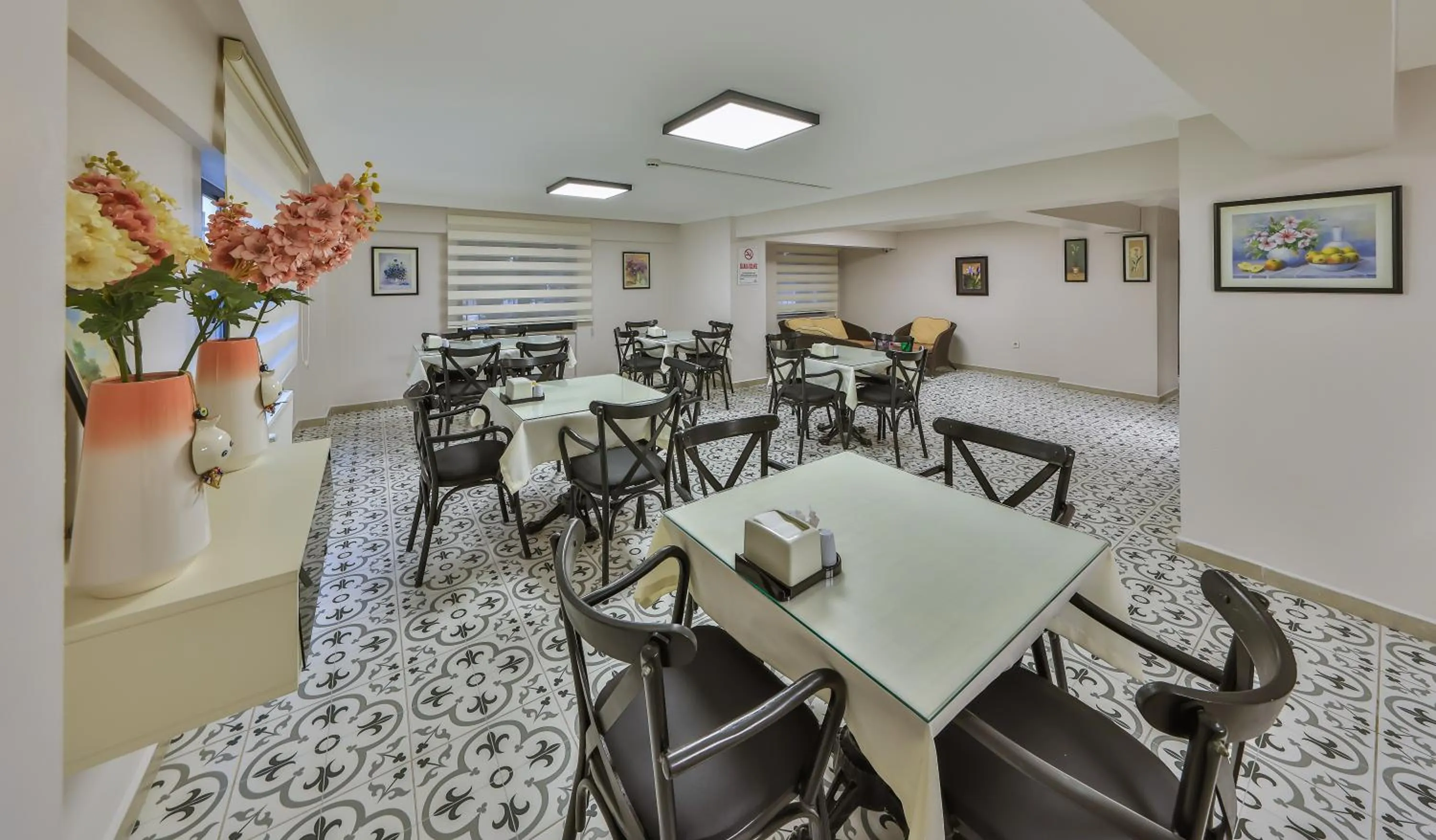 Communal lounge/ TV room in Palmada Hotel