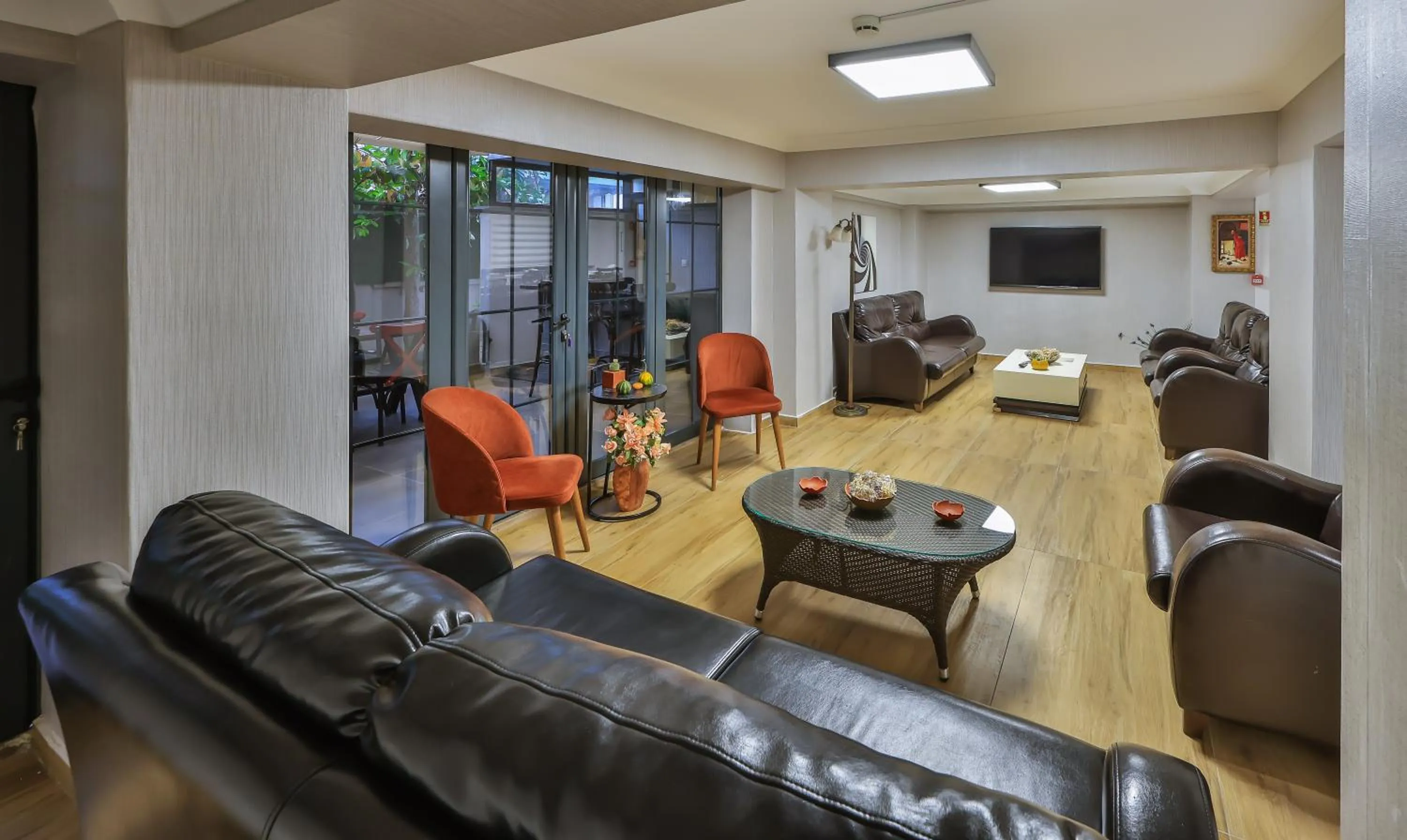 Communal lounge/ TV room in Palmada Hotel