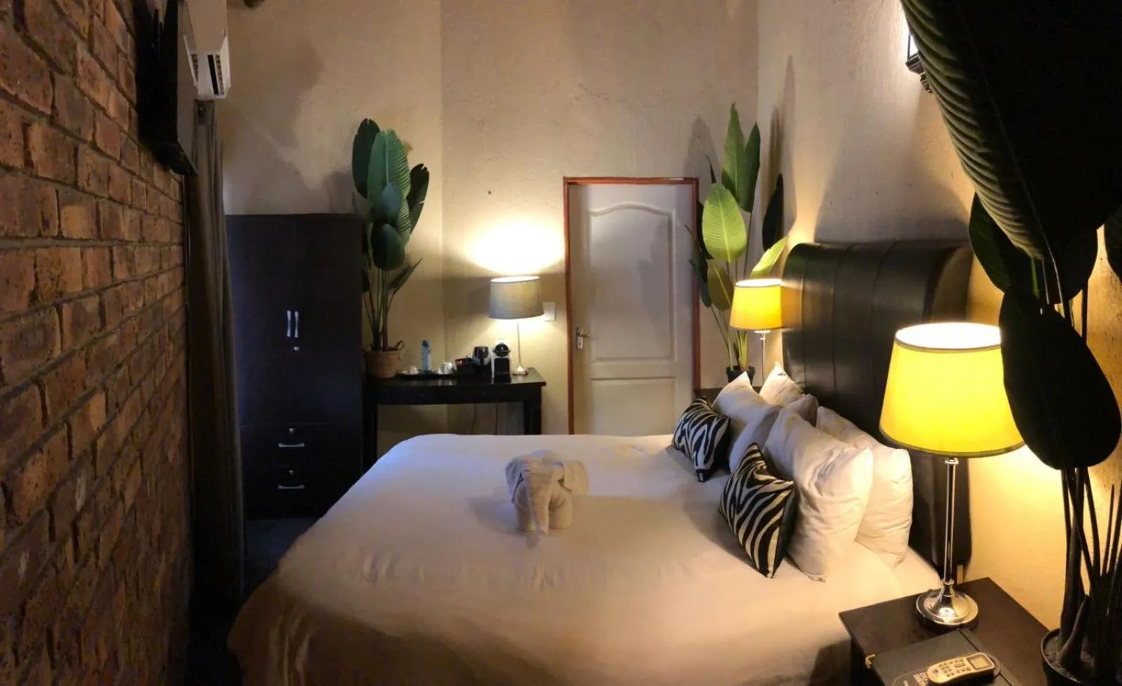 Guests, Bed in Imbube Safari Lodge