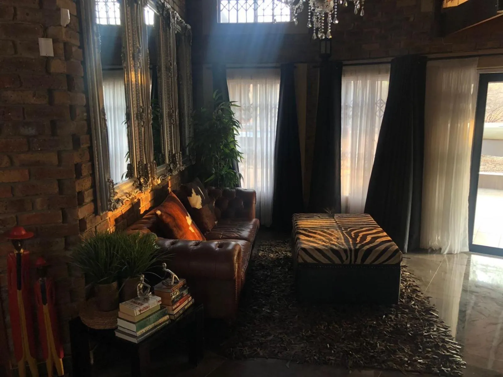 Communal lounge/ TV room in Imbube Safari Lodge