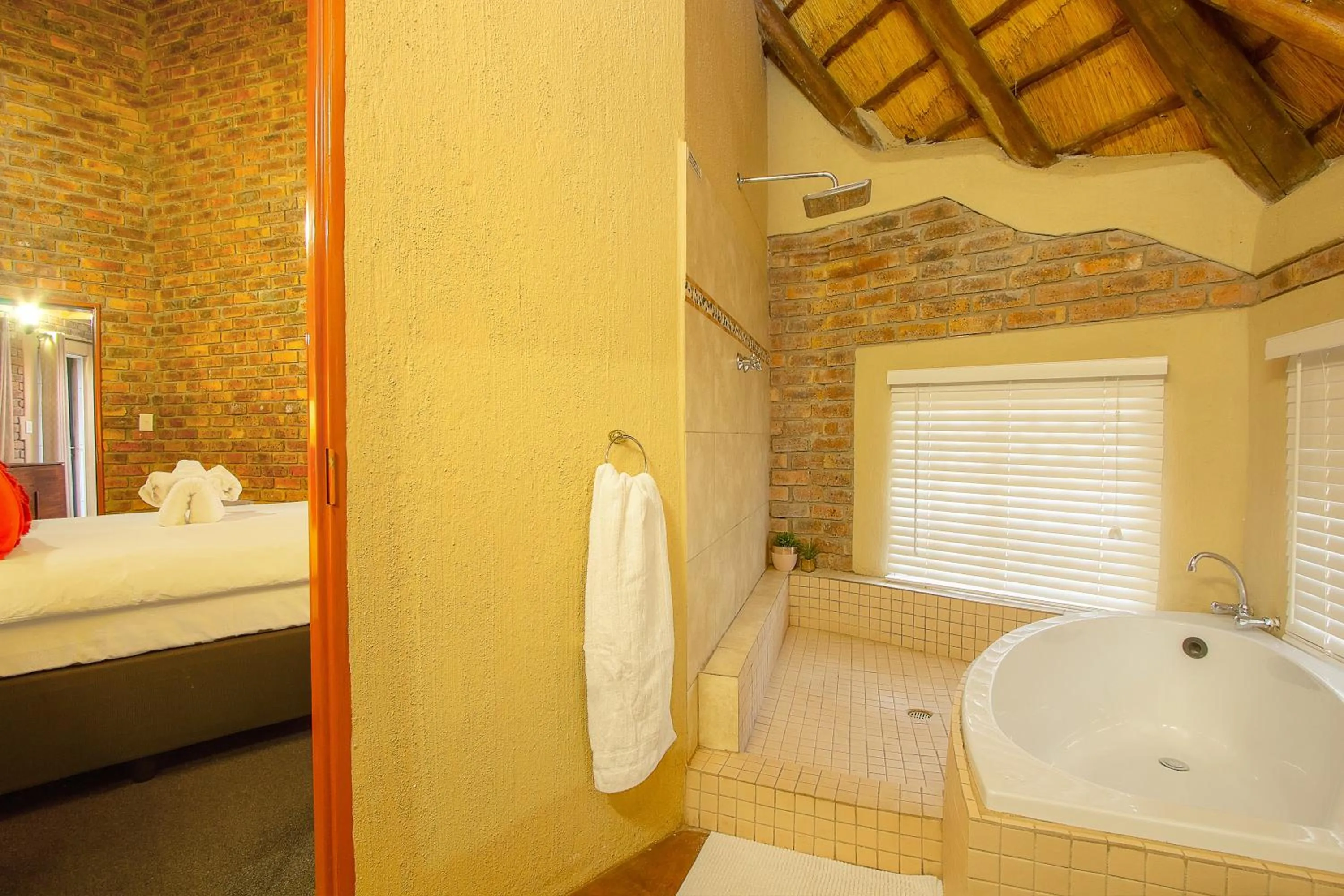 Bathroom, Bed in Imbube Safari Lodge