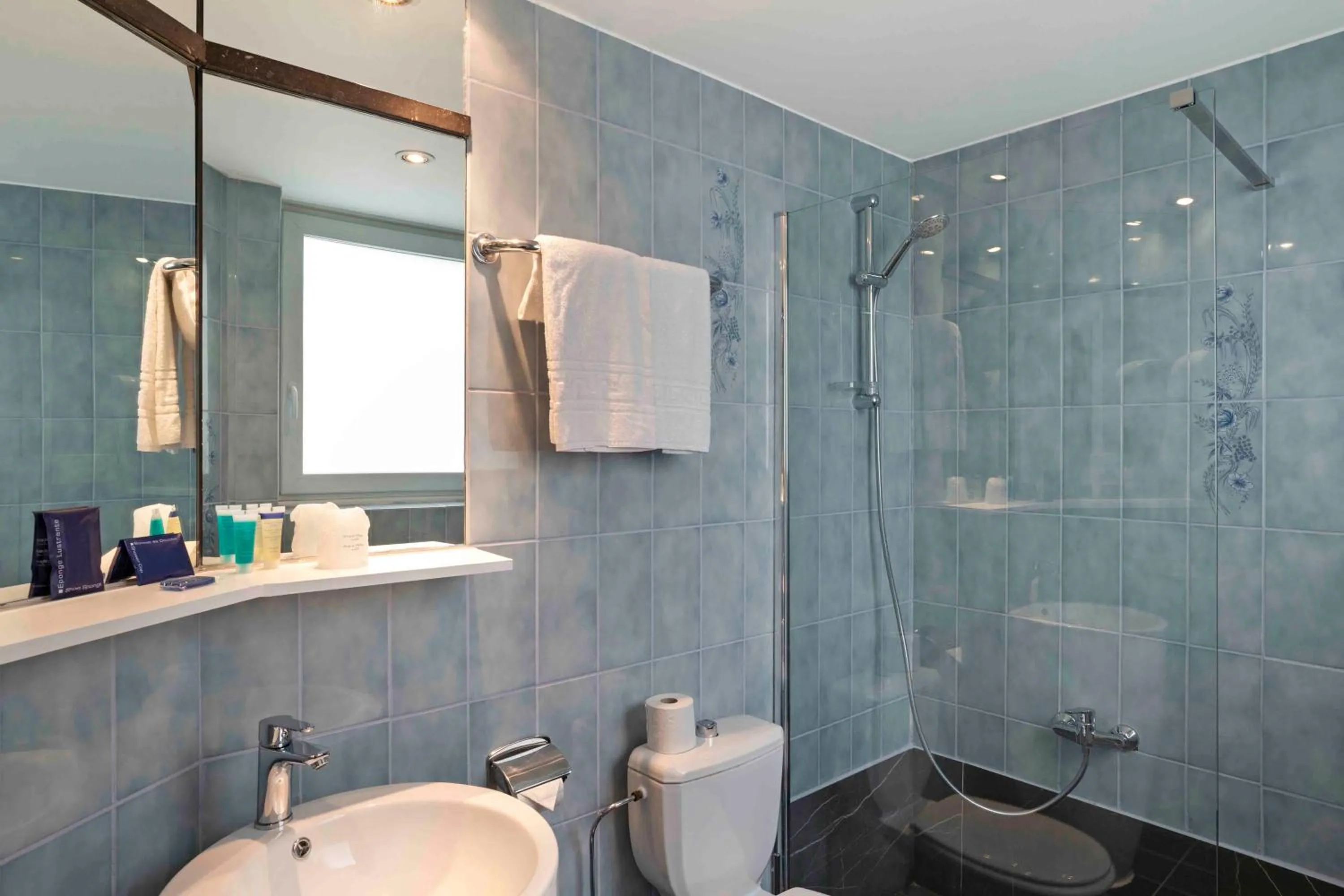 Toilet in Hôtel Argus by happyCulture