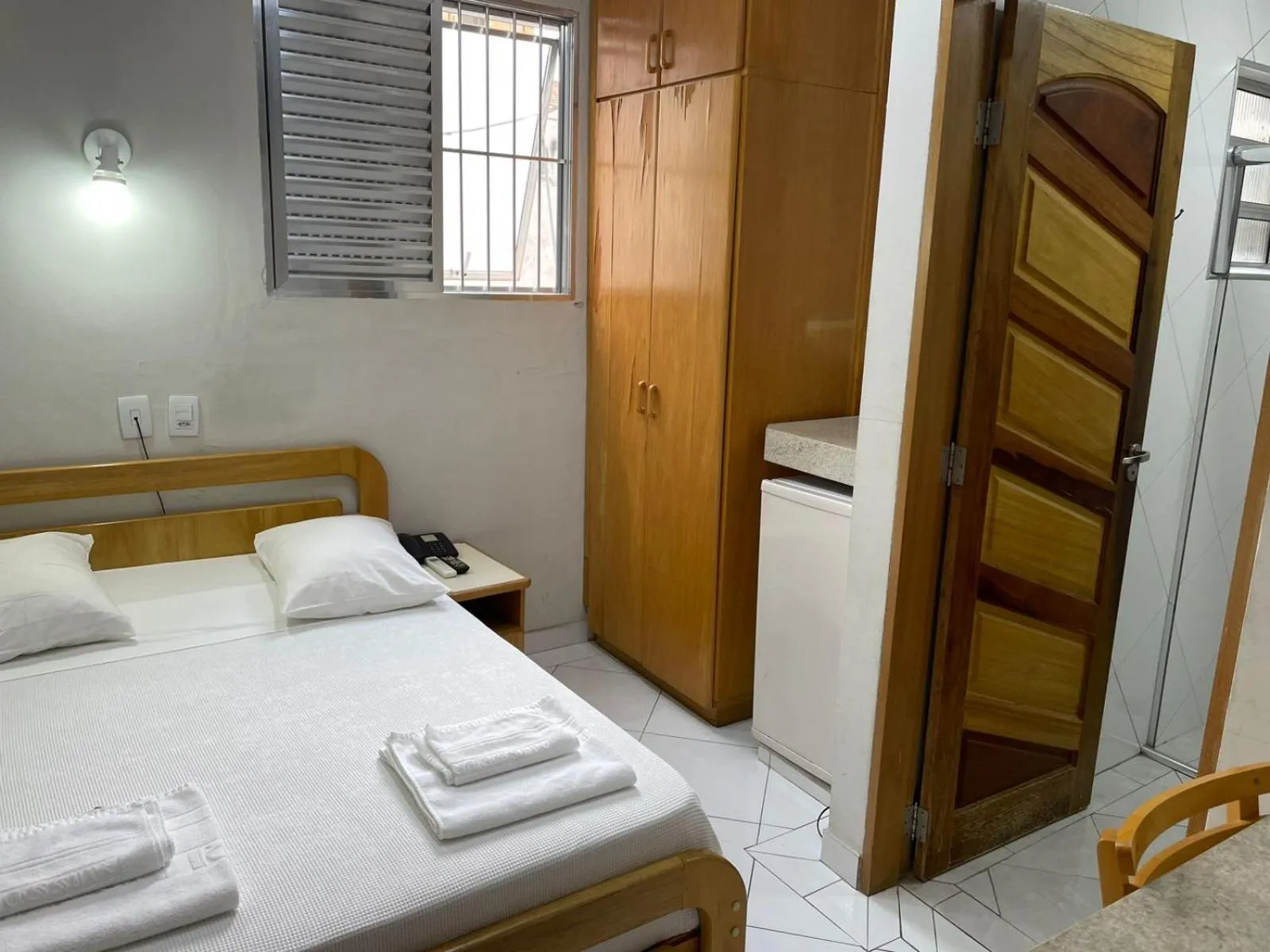 minibar, Bed in Missouri Hotel