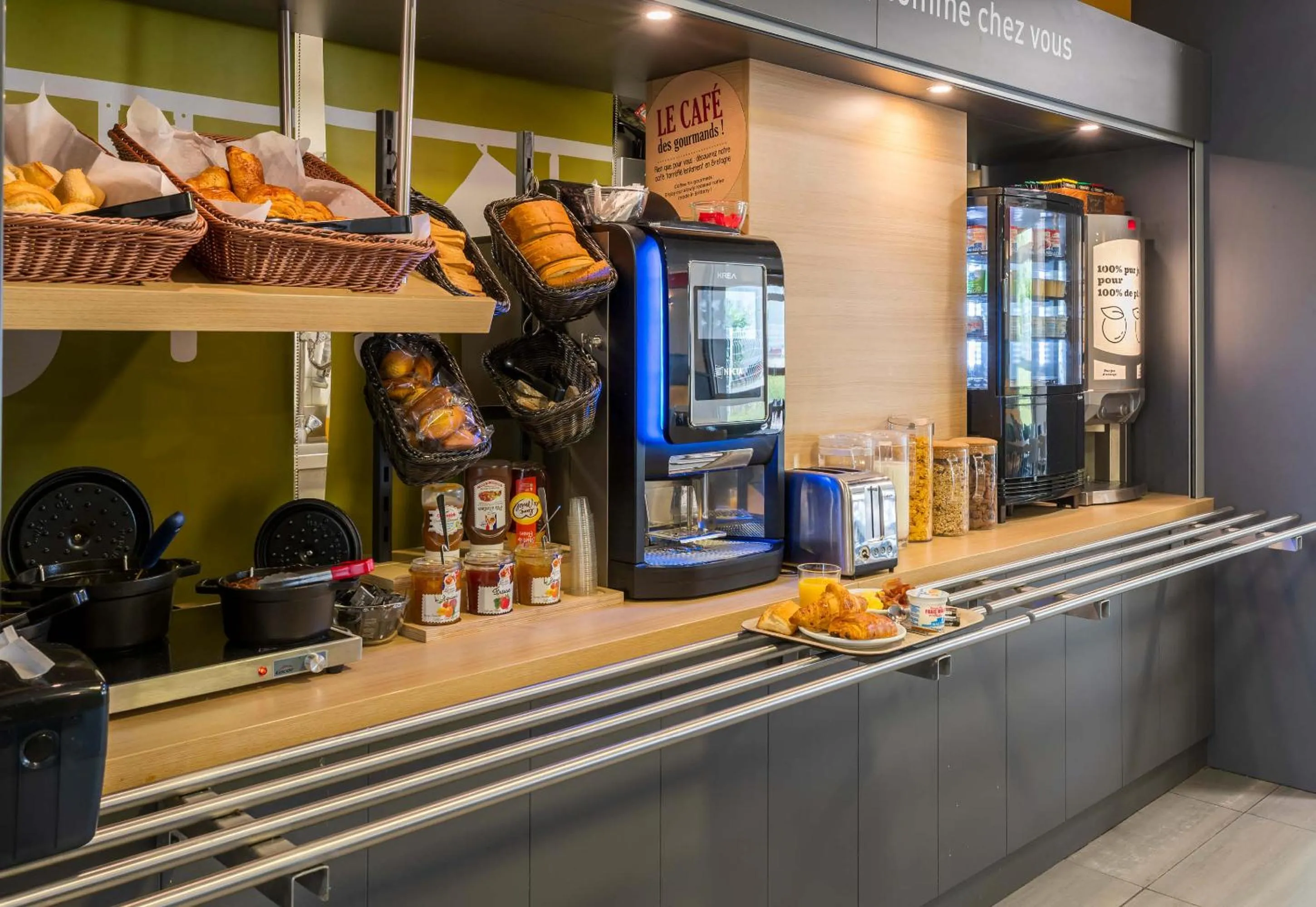 Buffet breakfast in B&B HOTEL Auxerre Bourgogne