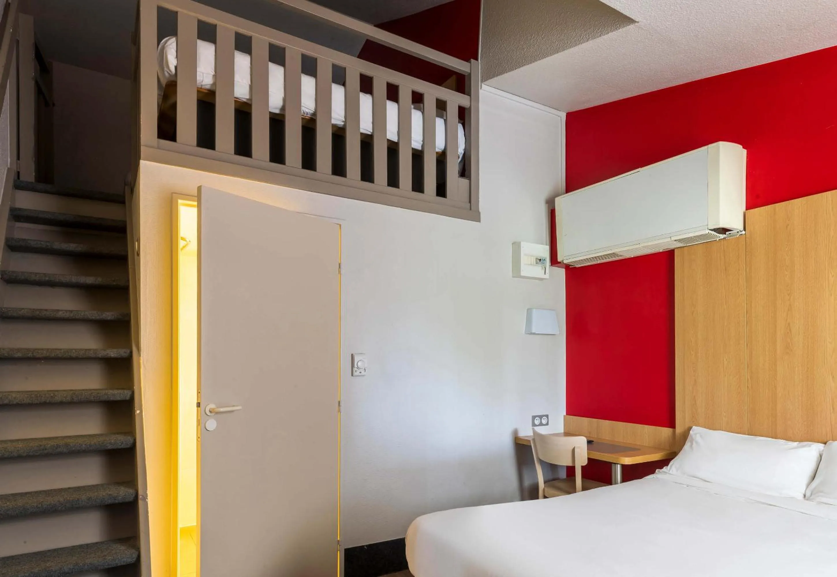 Bedroom, Bed in B&B HOTEL Auxerre Bourgogne