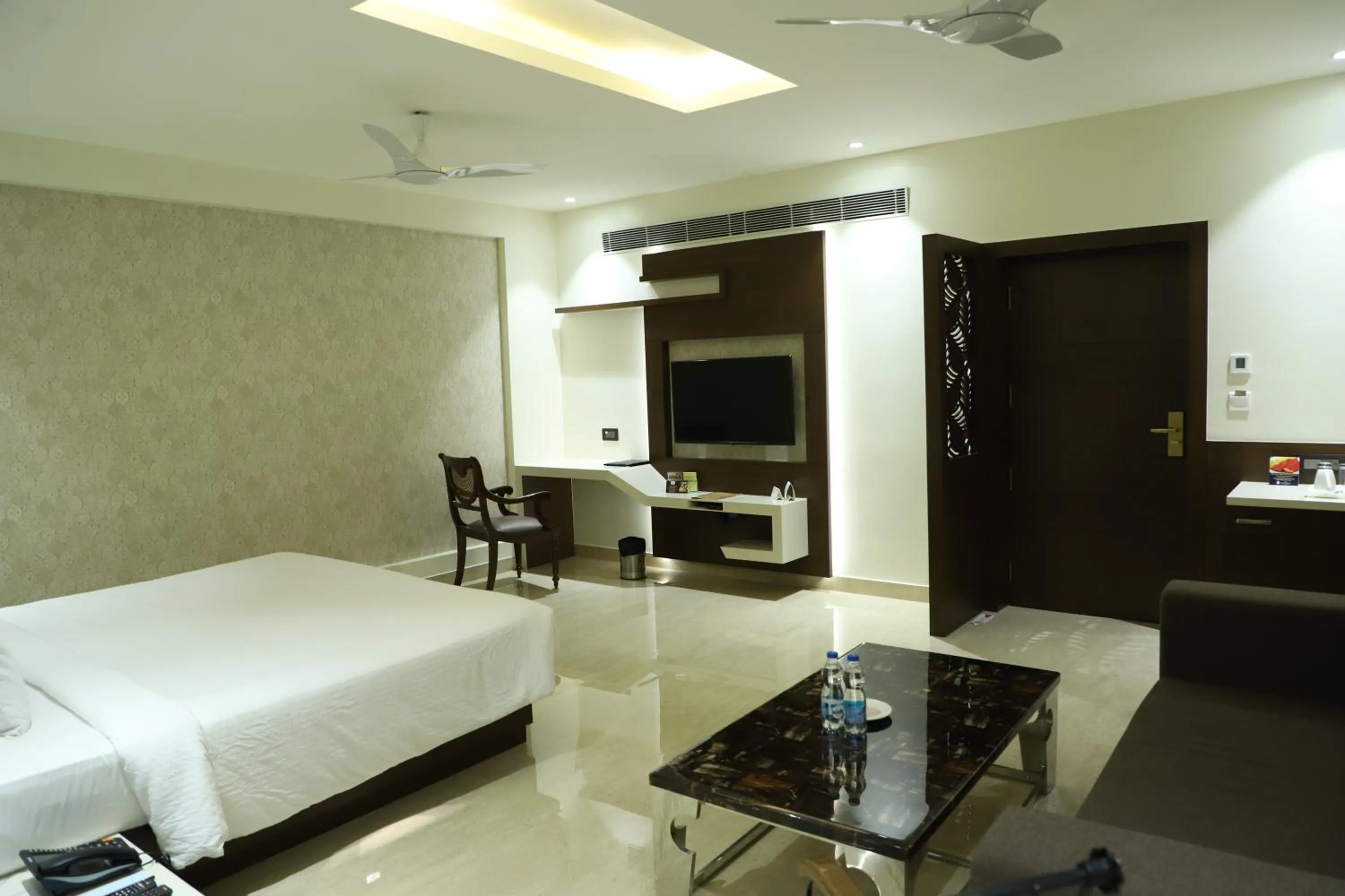 Photo of the whole room, Bed in Grand Heritage Narmada Jacksons