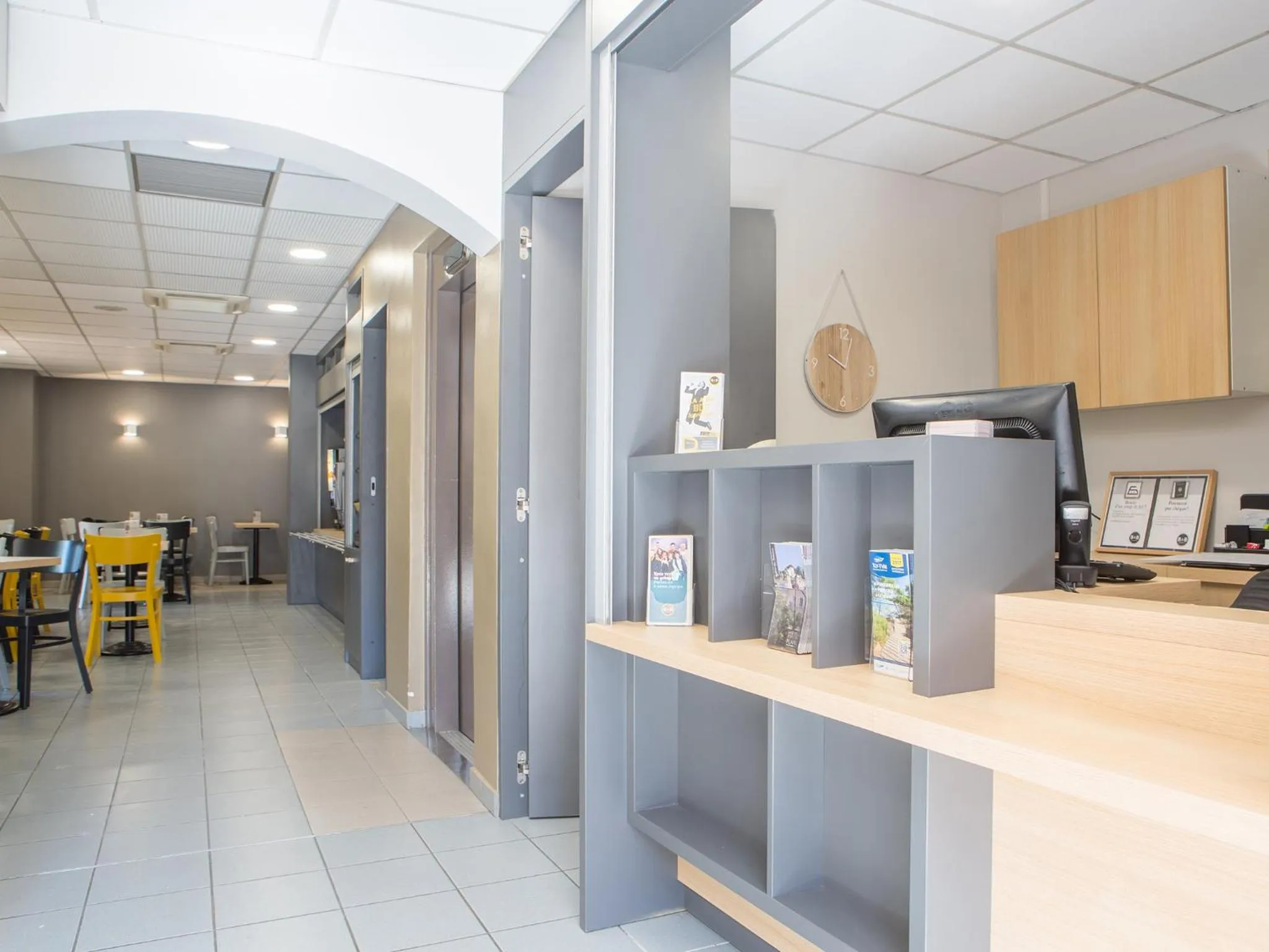 Lobby or reception in B&B HOTEL Hyères