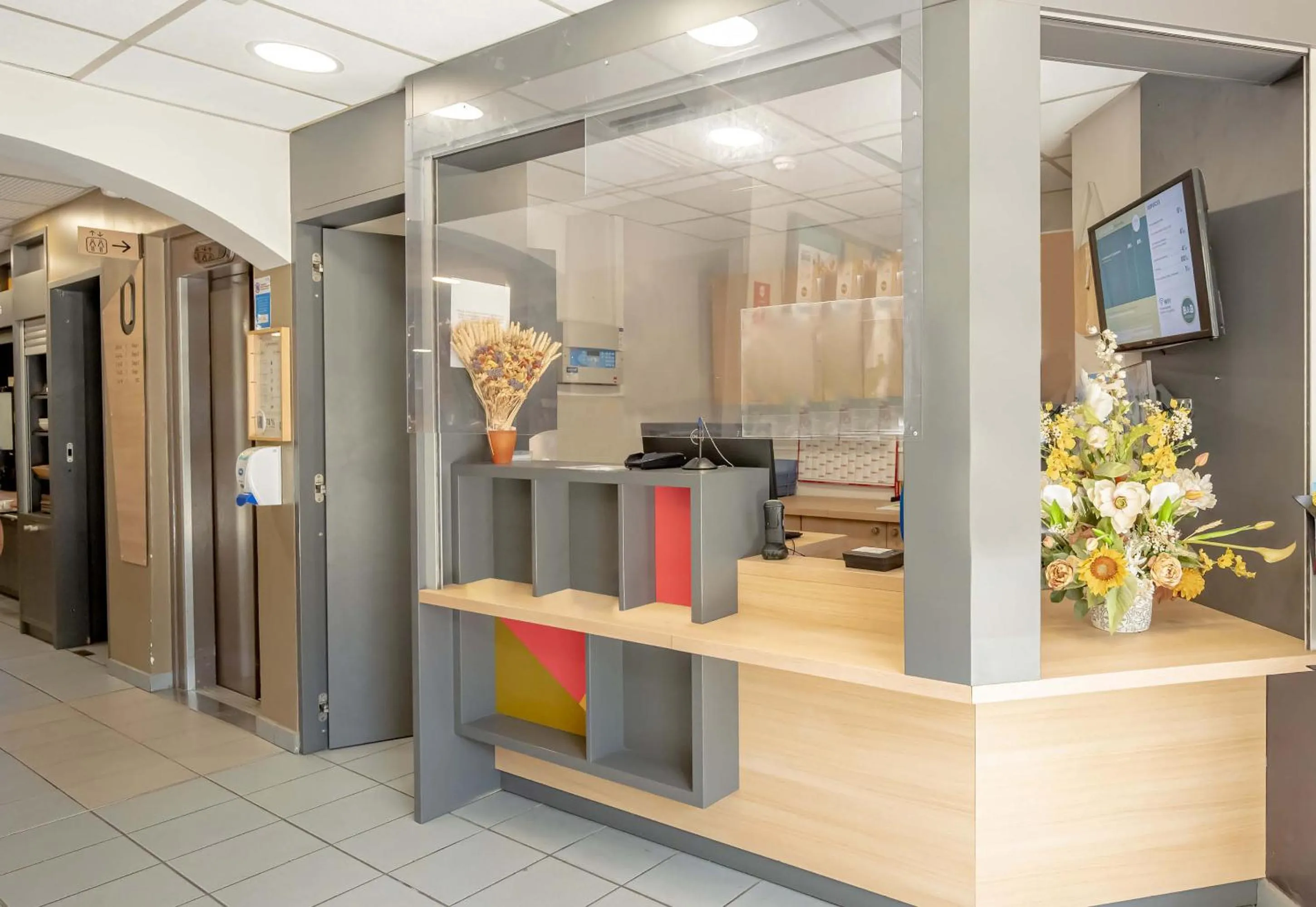 Lobby or reception in B&B HOTEL Hyères