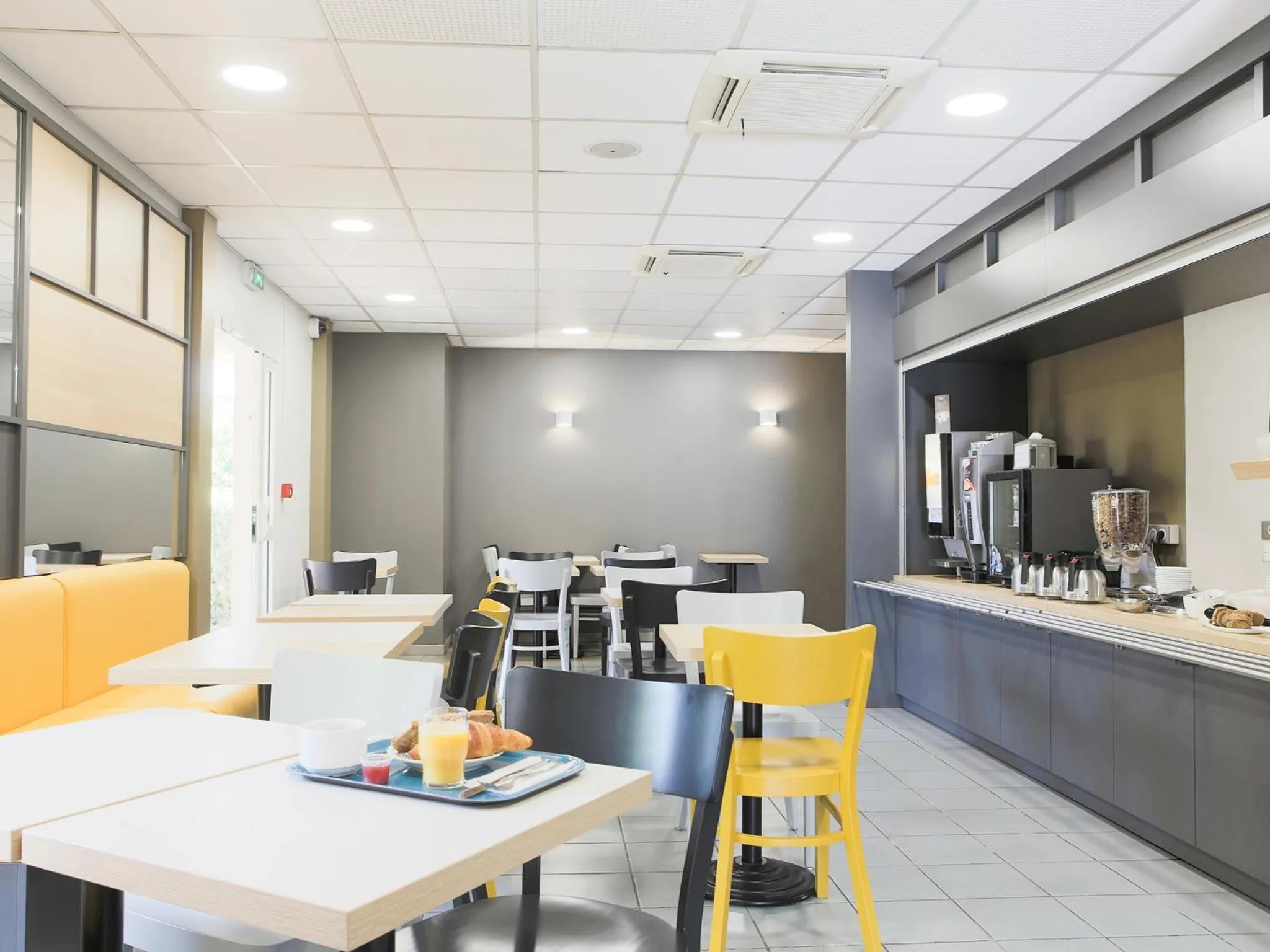 Restaurant/places to eat in B&B HOTEL Hyères