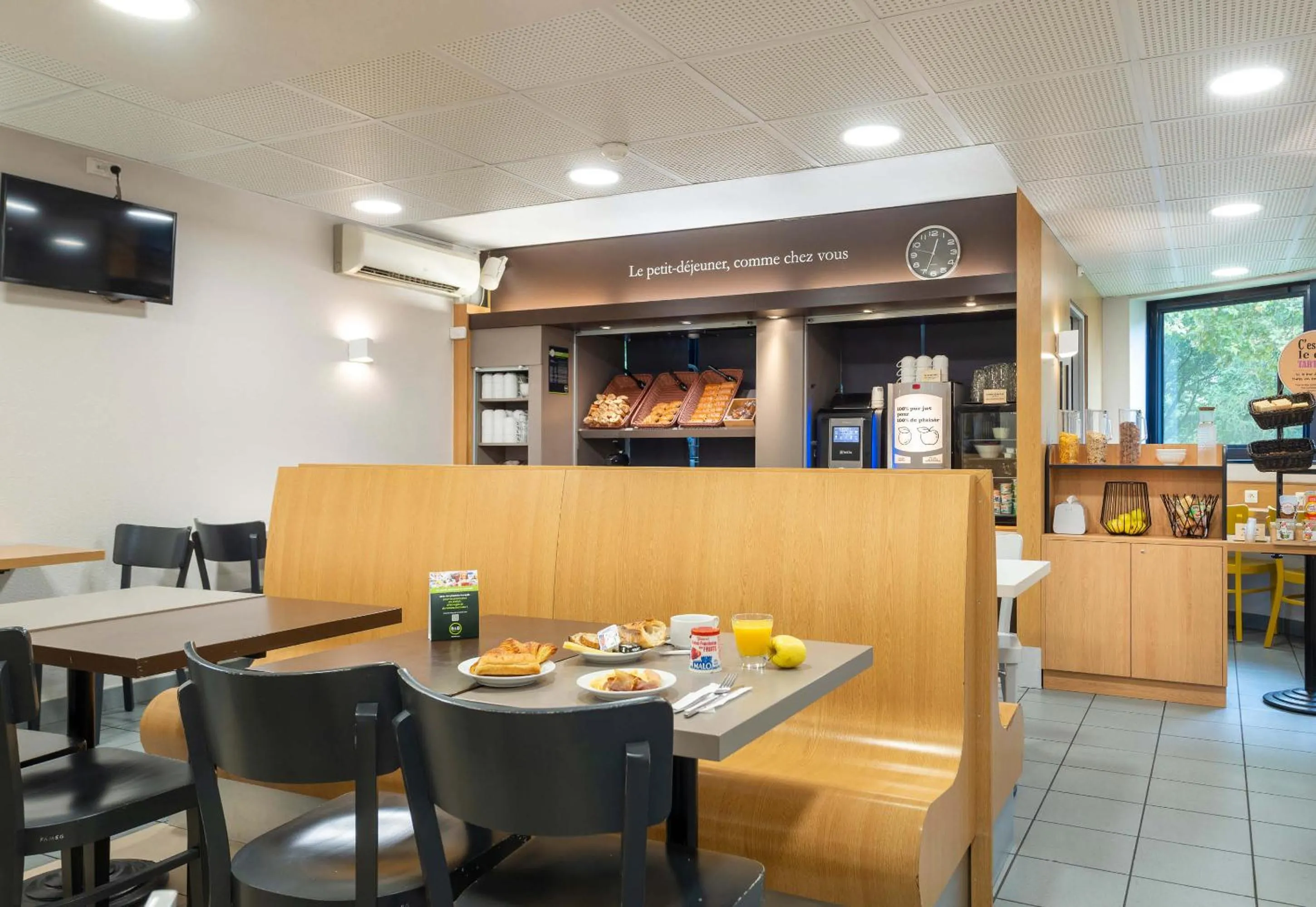 Restaurant/places to eat in B&B HOTEL Cholet Sud