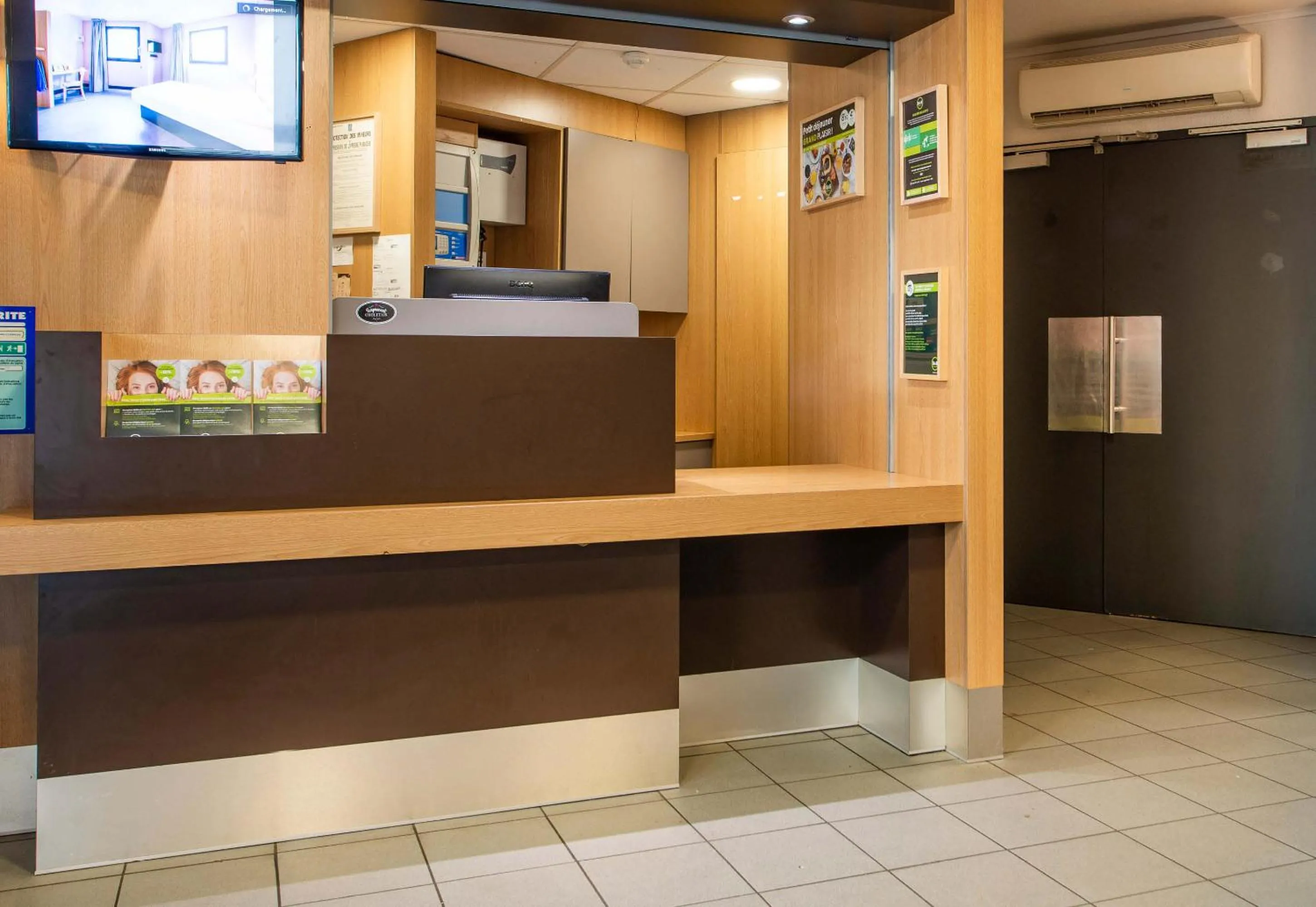 Lobby or reception in B&B HOTEL Cholet Sud