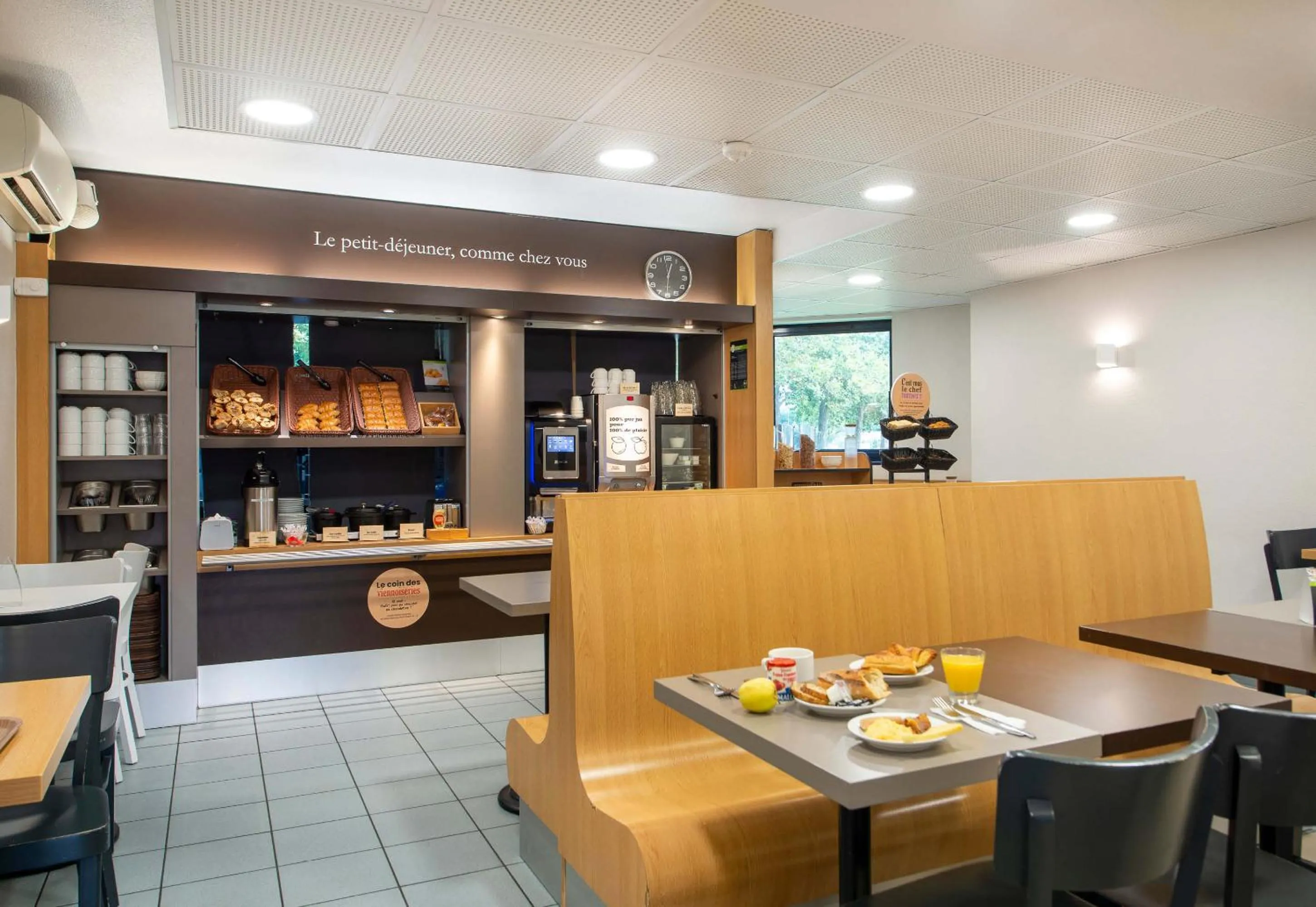 Restaurant/places to eat in B&B HOTEL Cholet Sud